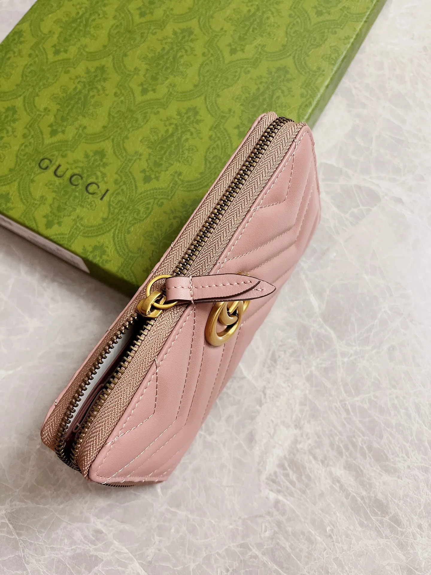 💰420 🇭🇺🇭🇺Latest～GG Marmont long zipper wallet🍿🍿Made with quilting, GG logo embroidered on the back🍿🍿GG logo vintage gold-tone hardware🍿🍿Italian-made double G buckle snap closure🍿🍿12 card compartments and 3 banknote compartments🍿🍿1 separate internal compartment zipper coin bag🍿🍿Model: 443123, size: 19 x 10 x 2.5CM, color: black, red, pink,
