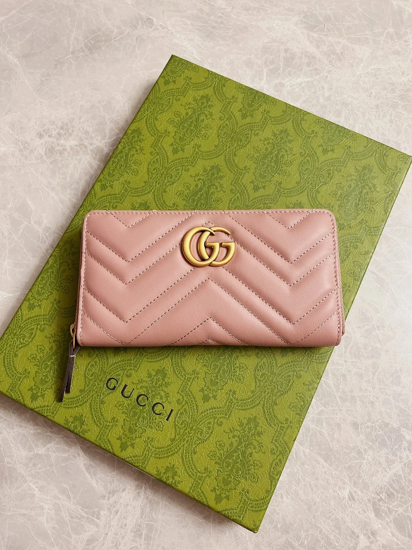 💰420 🇭🇺🇭🇺Latest～GG Marmont long zipper wallet🍿🍿Made with quilting, GG logo embroidered on the back🍿🍿GG logo vintage gold-tone hardware🍿🍿Italian-made double G buckle snap closure🍿🍿12 card compartments and 3 banknote compartments🍿🍿1 separate internal compartment zipper coin bag🍿🍿Model: 443123, size: 19 x 10 x 2.5CM, color: black, red, pink,