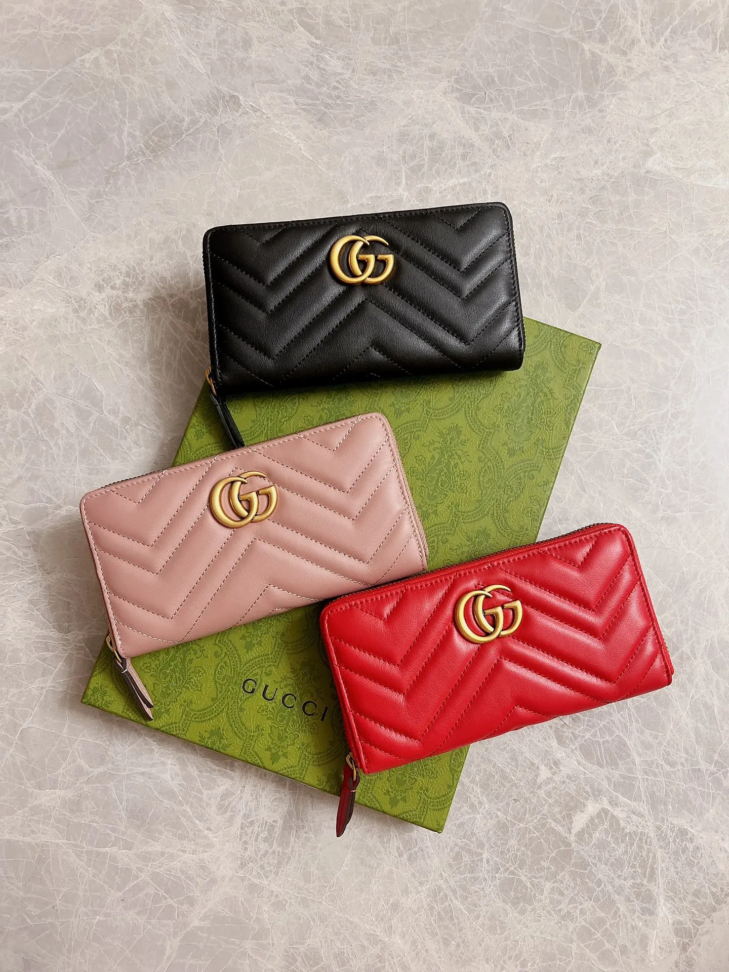 💰420 🇭🇺🇭🇺Latest～GG Marmont long zipper wallet🍿🍿Made with quilting, GG logo embroidered on the back🍿🍿GG logo vintage gold-tone hardware🍿🍿Italian-made double G buckle snap closure🍿🍿12 card compartments and 3 banknote compartments🍿🍿1 separate internal compartment zipper coin bag🍿🍿Model: 443123, size: 19 x 10 x 2.5CM, color: black, red, pink,