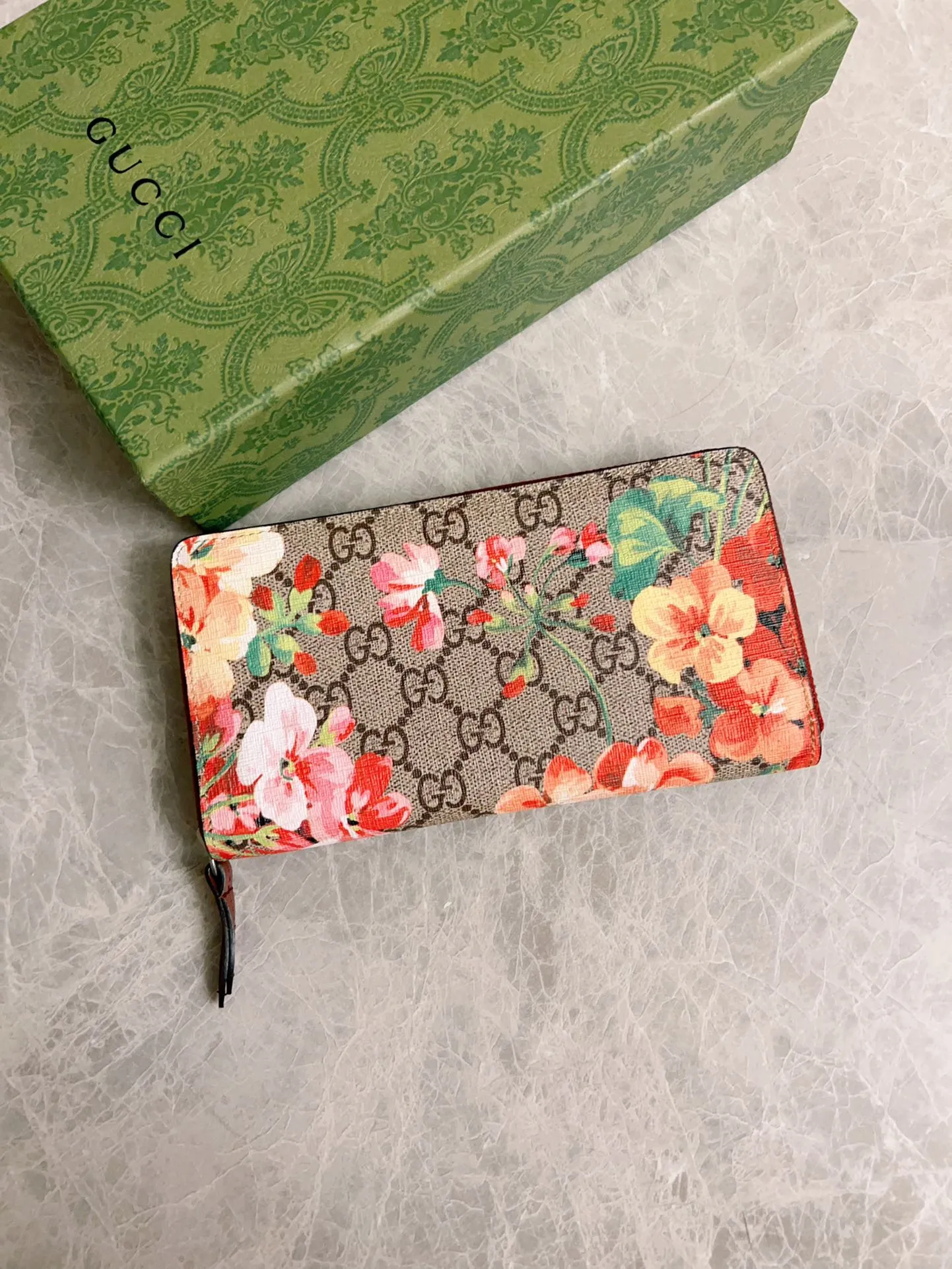 💰400 🇮🇹🇮🇹New colors available! 🌳🌳The latest personalized fashion 🌹🌹Women's zipper wallet 404071 "Tear-off flower PVC" with original cowhide, original hardware 🌻🌻Leading fashion temperament, super classy🌸🌸 Coffee, cherry blossom pink, maroon, green flower/black, ice blue flower-big red, ice blue flower-black 🌷🌷6 colors available, size 19.5～10～2.5