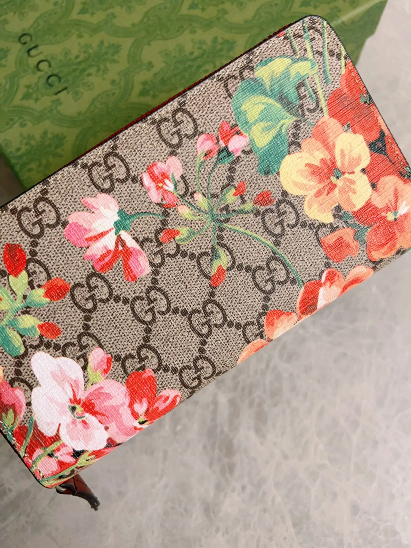 💰400 🇮🇹🇮🇹New colors available! 🌳🌳The latest personalized fashion 🌹🌹Women's zipper wallet 404071 "Tear-off flower PVC" with original cowhide, original hardware 🌻🌻Leading fashion temperament, super classy🌸🌸 Coffee, cherry blossom pink, maroon, green flower/black, ice blue flower-big red, ice blue flower-black 🌷🌷6 colors available, size 19.5～10～2.5