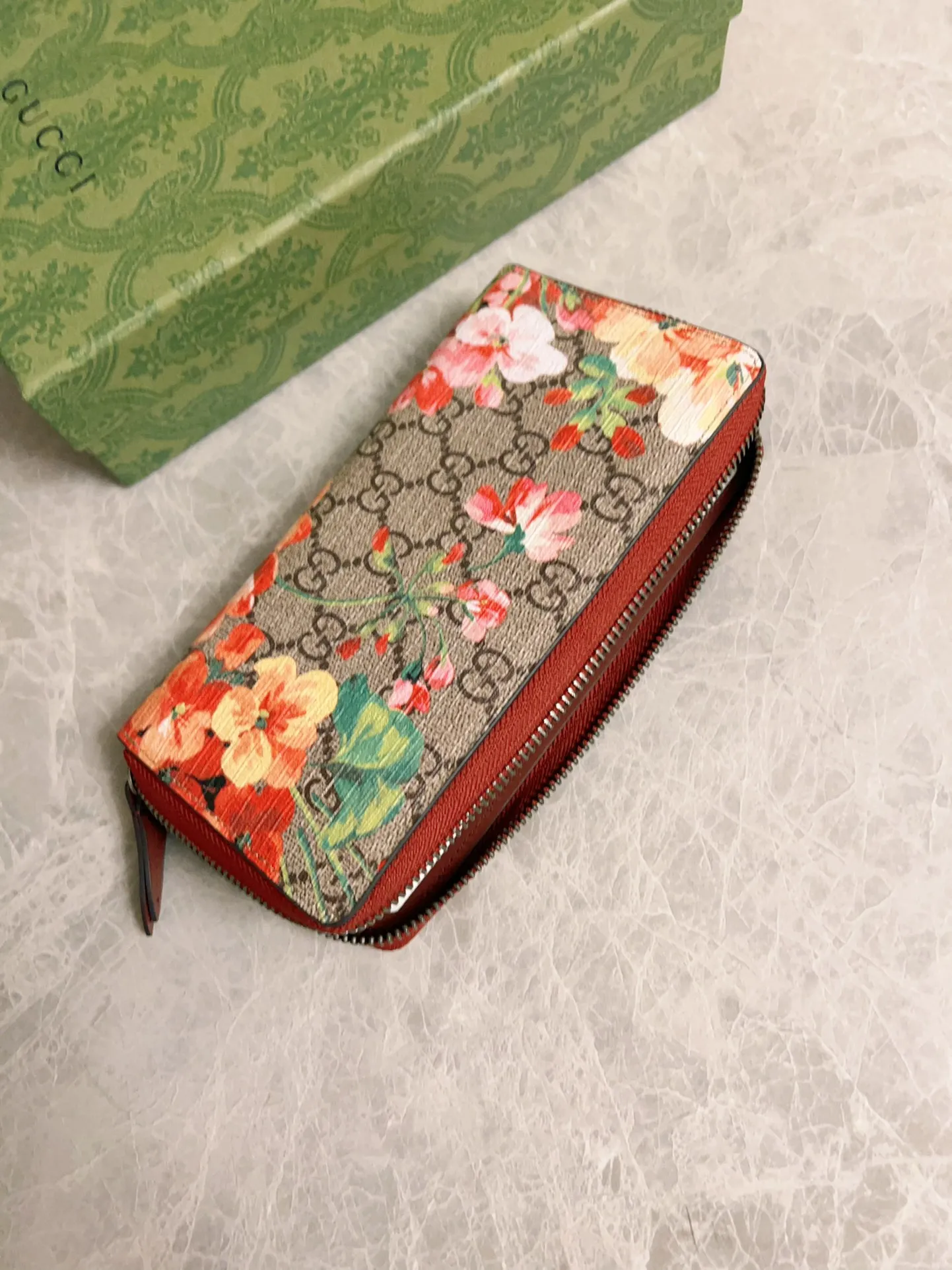 💰400 🇮🇹🇮🇹New colors available! 🌳🌳The latest personalized fashion 🌹🌹Women's zipper wallet 404071 "Tear-off flower PVC" with original cowhide, original hardware 🌻🌻Leading fashion temperament, super classy🌸🌸 Coffee, cherry blossom pink, maroon, green flower/black, ice blue flower-big red, ice blue flower-black 🌷🌷6 colors available, size 19.5～10～2.5