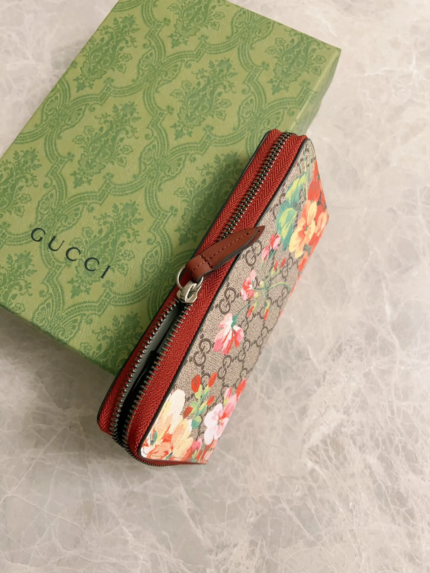 💰400 🇮🇹🇮🇹New colors available! 🌳🌳The latest personalized fashion 🌹🌹Women's zipper wallet 404071 "Tear-off flower PVC" with original cowhide, original hardware 🌻🌻Leading fashion temperament, super classy🌸🌸 Coffee, cherry blossom pink, maroon, green flower/black, ice blue flower-big red, ice blue flower-black 🌷🌷6 colors available, size 19.5～10～2.5