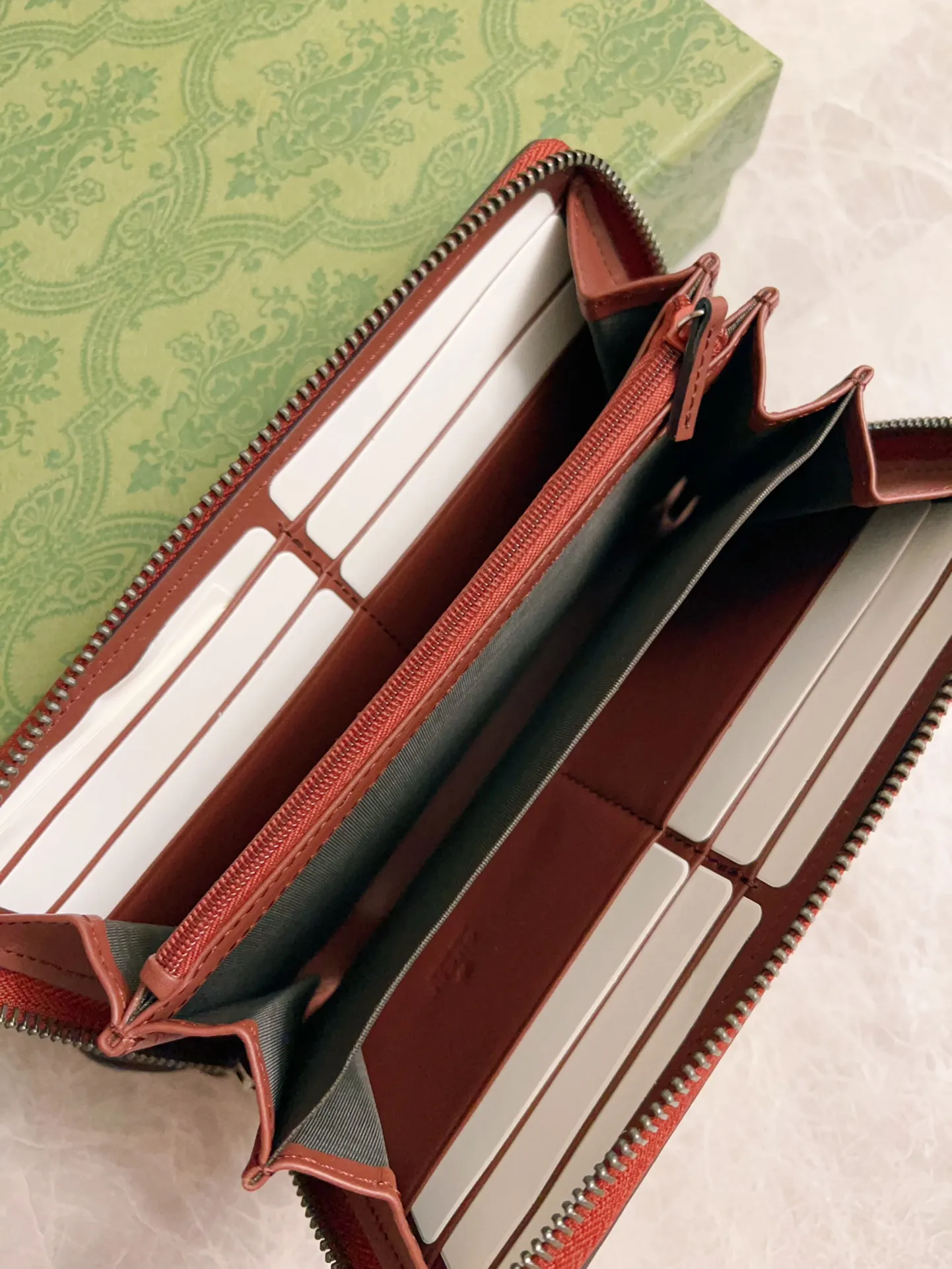 💰400 🇮🇹🇮🇹New colors available! 🌳🌳The latest personalized fashion 🌹🌹Women's zipper wallet 404071 "Tear-off flower PVC" with original cowhide, original hardware 🌻🌻Leading fashion temperament, super classy🌸🌸 Coffee, cherry blossom pink, maroon, green flower/black, ice blue flower-big red, ice blue flower-black 🌷🌷6 colors available, size 19.5～10～2.5