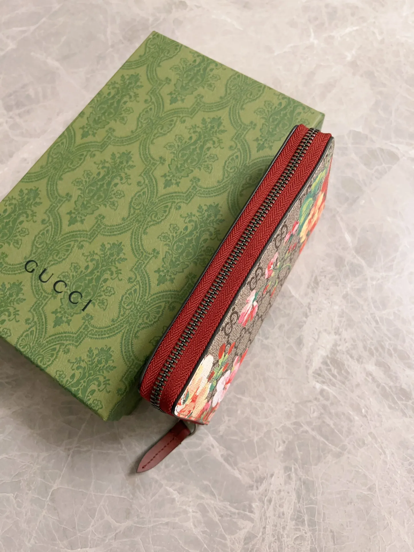 💰400 🇮🇹🇮🇹New colors available! 🌳🌳The latest personalized fashion 🌹🌹Women's zipper wallet 404071 "Tear-off flower PVC" with original cowhide, original hardware 🌻🌻Leading fashion temperament, super classy🌸🌸 Coffee, cherry blossom pink, maroon, green flower/black, ice blue flower-big red, ice blue flower-black 🌷🌷6 colors available, size 19.5～10～2.5