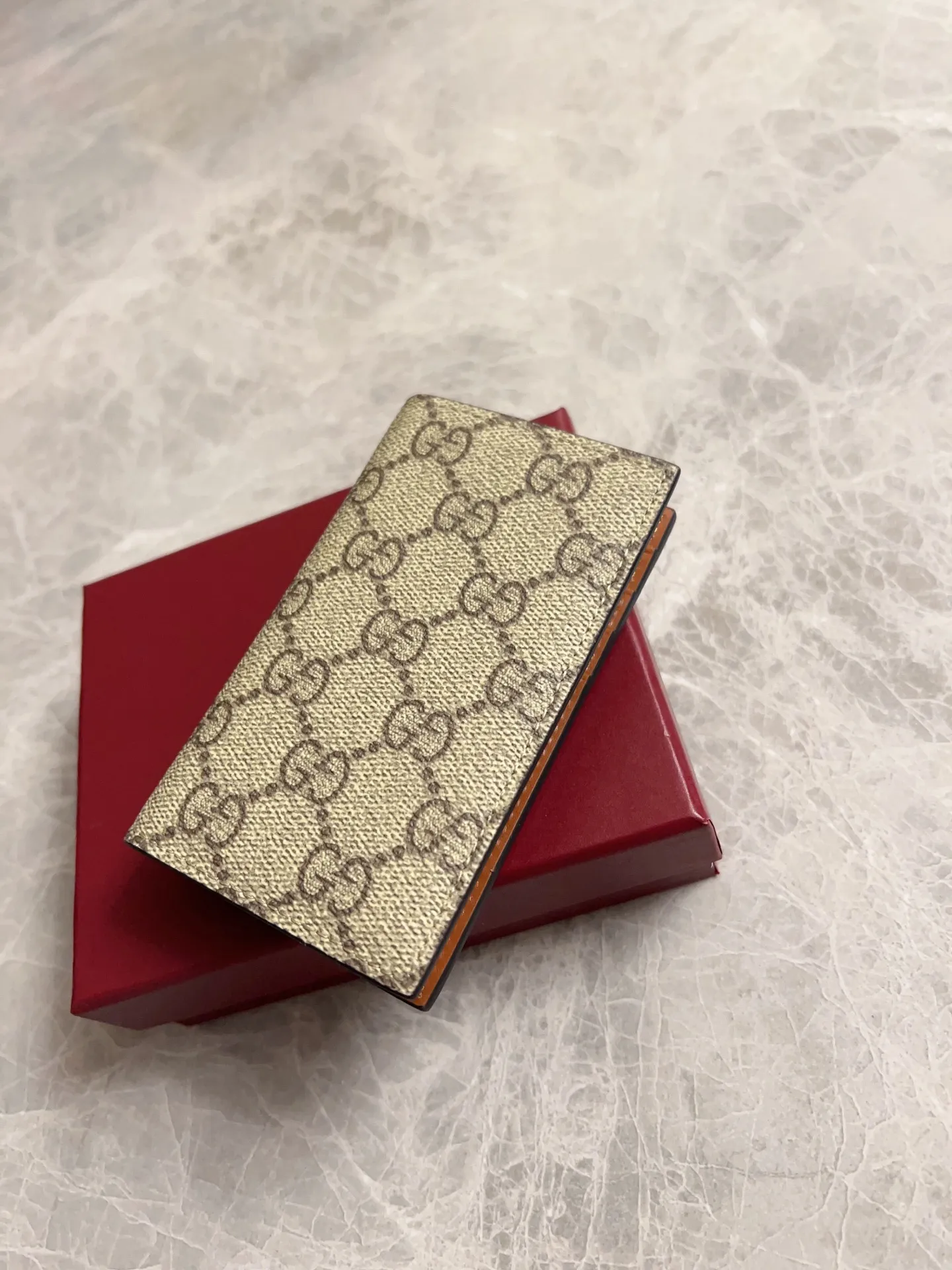 💰310 🇭🇺🇭🇺GG Emblem series reinterprets the classic double G pattern with creative design and innovative functions. 🍃🍃New granular PVC fabric with original factory calfskin, fashionable and versatile! 🍃🍃Brown, black Style number: 821209 Size: 12x7.5cm