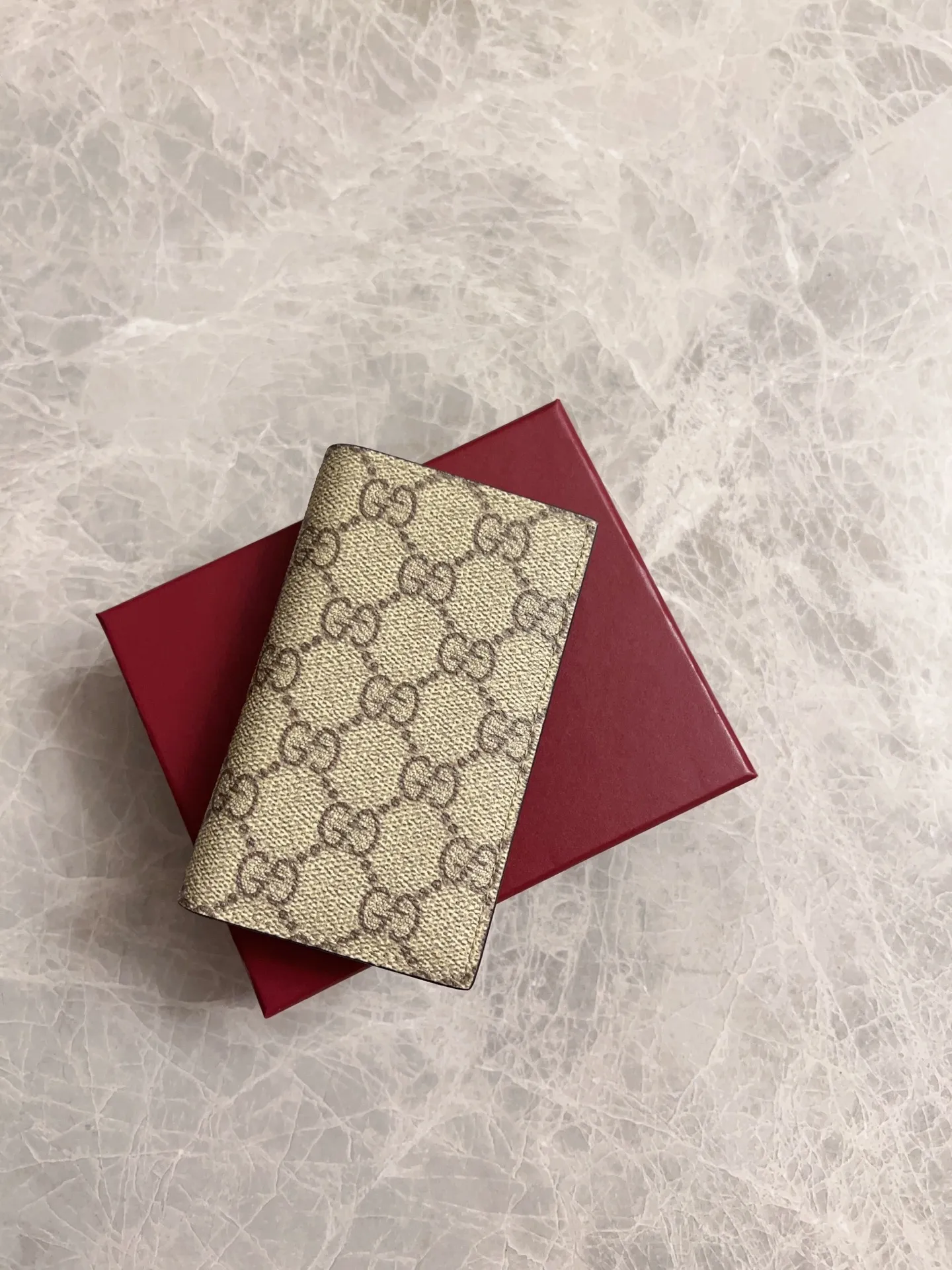 💰310 🇭🇺🇭🇺GG Emblem series reinterprets the classic double G pattern with creative design and innovative functions. 🍃🍃New granular PVC fabric with original factory calfskin, fashionable and versatile! 🍃🍃Brown, black Style number: 821209 Size: 12x7.5cm