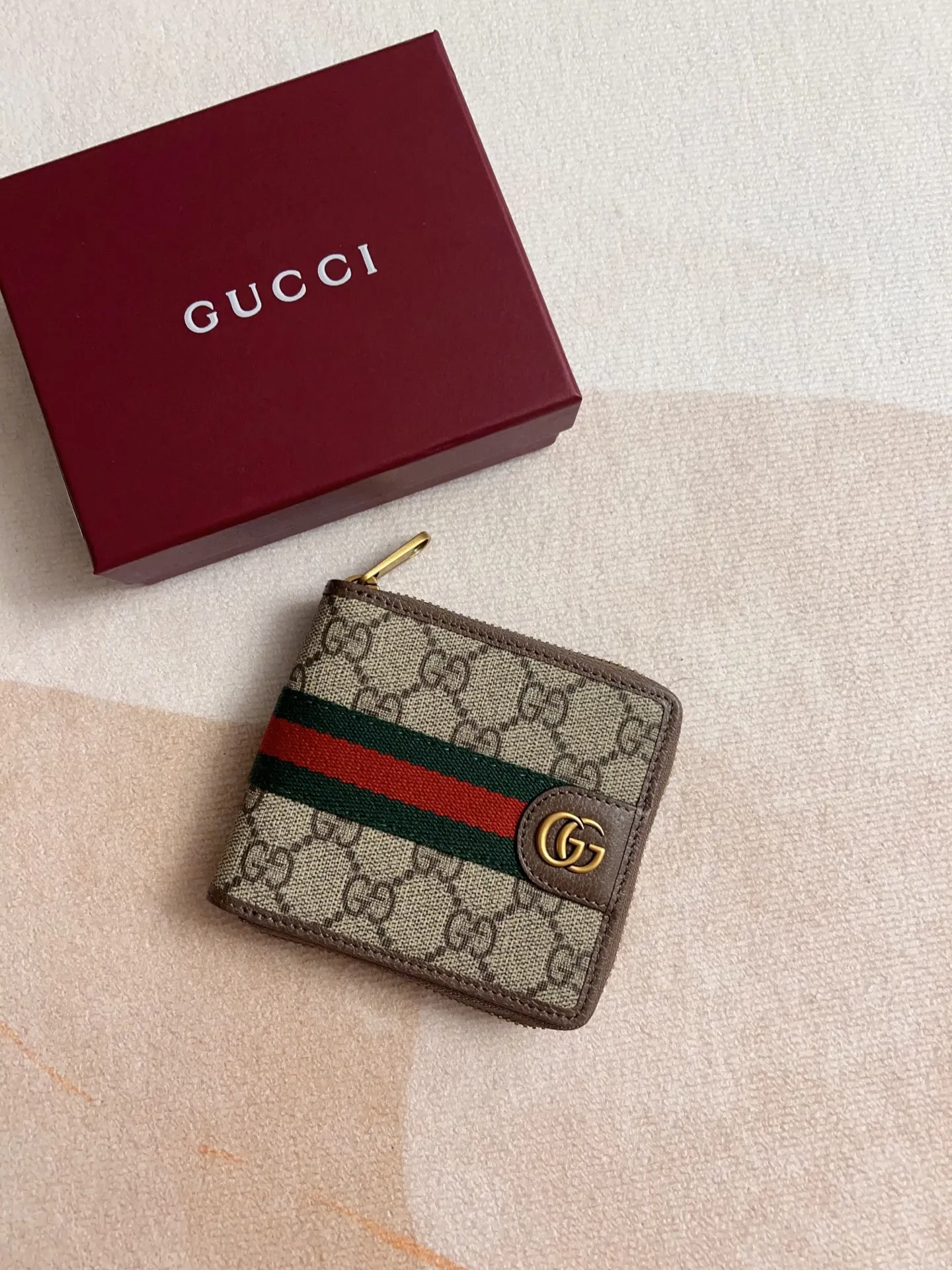 💰420🇭🇺🇭🇺 The official website is synchronized with the new model! Ophidia series ~ short zipper wallet, 🍉🍉 made of GG Supreme original factory pig grain first-layer cowhide with PVC 🍉🍉 equipped with iconic double G hardware marks, classic red and green webbing, high-end cotton zipper ~ refined! 🍉🍉Model number: 838653🍉🍉Size: 11x9x2.5cm, color: brown