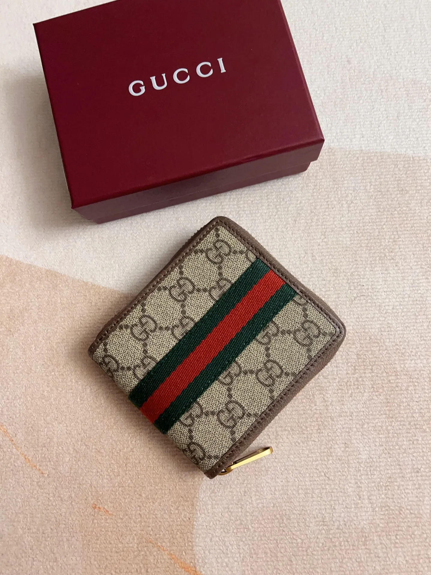 💰420🇭🇺🇭🇺 The official website is synchronized with the new model! Ophidia series ~ short zipper wallet, 🍉🍉 made of GG Supreme original factory pig grain first-layer cowhide with PVC 🍉🍉 equipped with iconic double G hardware marks, classic red and green webbing, high-end cotton zipper ~ refined! 🍉🍉Model number: 838653🍉🍉Size: 11x9x2.5cm, color: brown