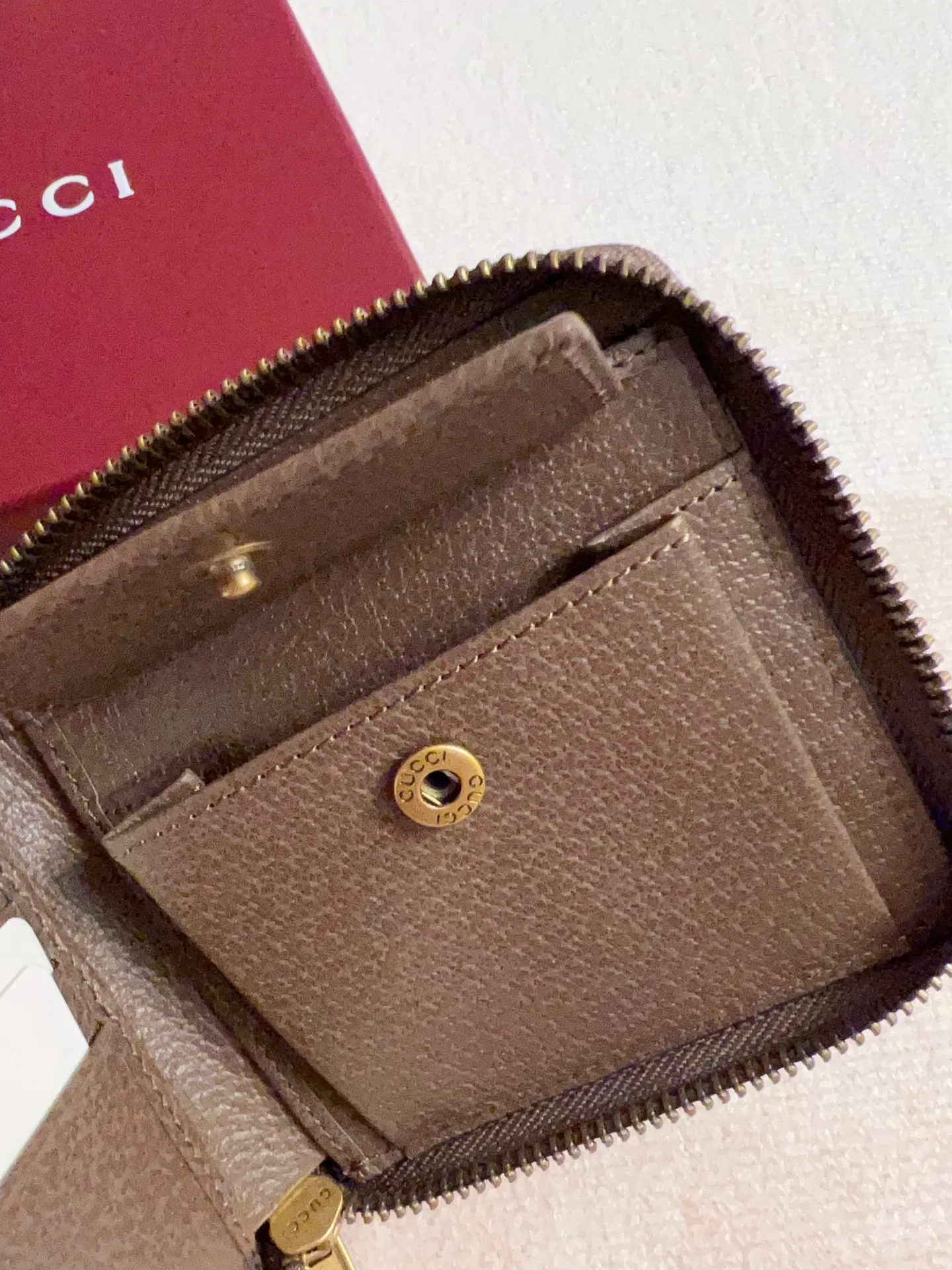 💰420🇭🇺🇭🇺 The official website is synchronized with the new model! Ophidia series ~ short zipper wallet, 🍉🍉 made of GG Supreme original factory pig grain first-layer cowhide with PVC 🍉🍉 equipped with iconic double G hardware marks, classic red and green webbing, high-end cotton zipper ~ refined! 🍉🍉Model number: 838653🍉🍉Size: 11x9x2.5cm, color: brown