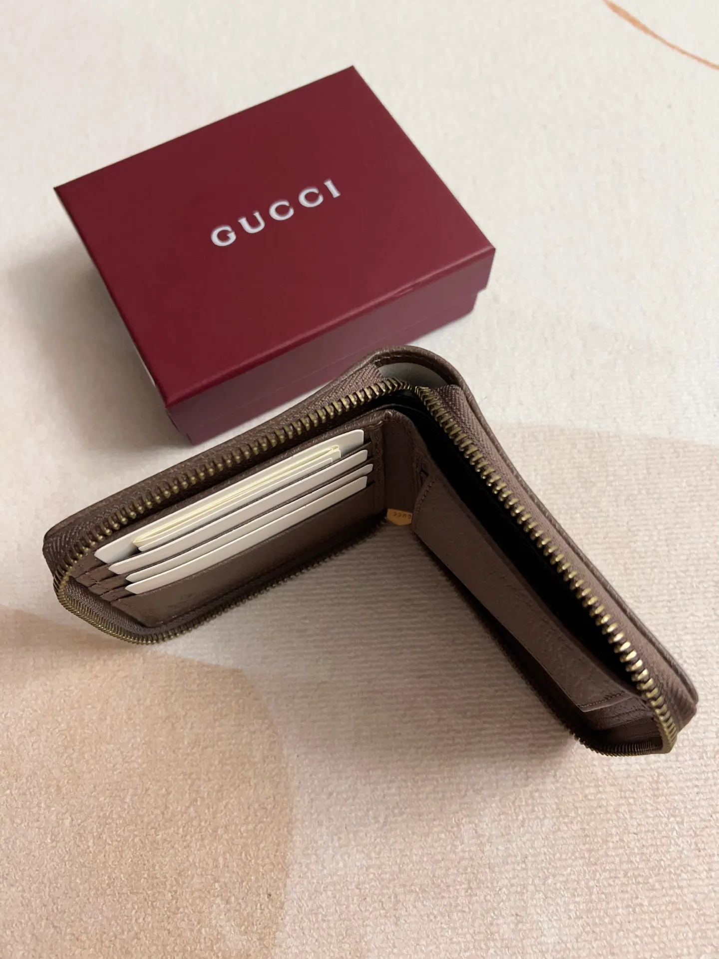 💰420🇭🇺🇭🇺 The official website is synchronized with the new model! Ophidia series ~ short zipper wallet, 🍉🍉 made of GG Supreme original factory pig grain first-layer cowhide with PVC 🍉🍉 equipped with iconic double G hardware marks, classic red and green webbing, high-end cotton zipper ~ refined! 🍉🍉Model number: 838653🍉🍉Size: 11x9x2.5cm, color: brown