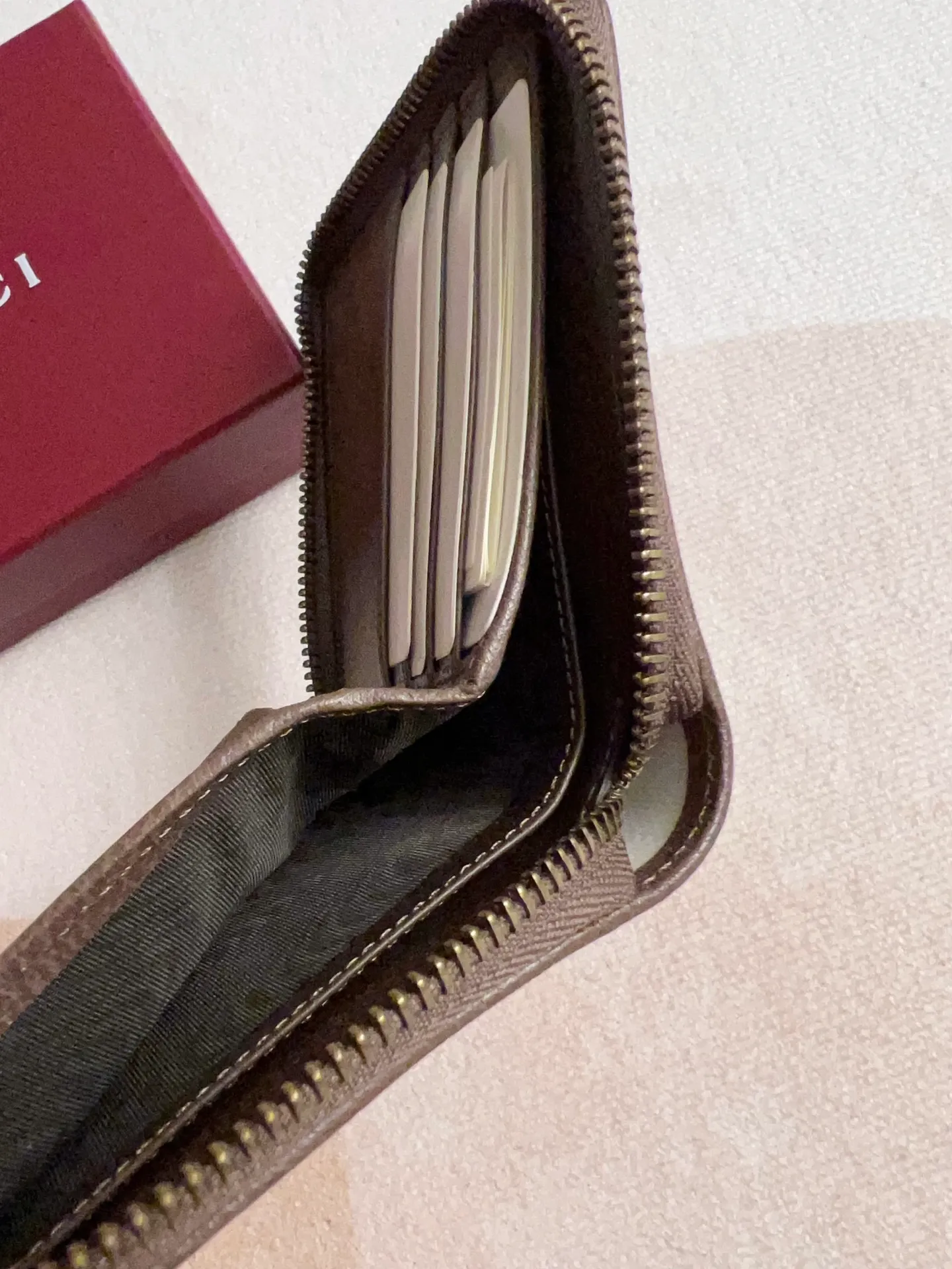 💰420🇭🇺🇭🇺 The official website is synchronized with the new model! Ophidia series ~ short zipper wallet, 🍉🍉 made of GG Supreme original factory pig grain first-layer cowhide with PVC 🍉🍉 equipped with iconic double G hardware marks, classic red and green webbing, high-end cotton zipper ~ refined! 🍉🍉Model number: 838653🍉🍉Size: 11x9x2.5cm, color: brown