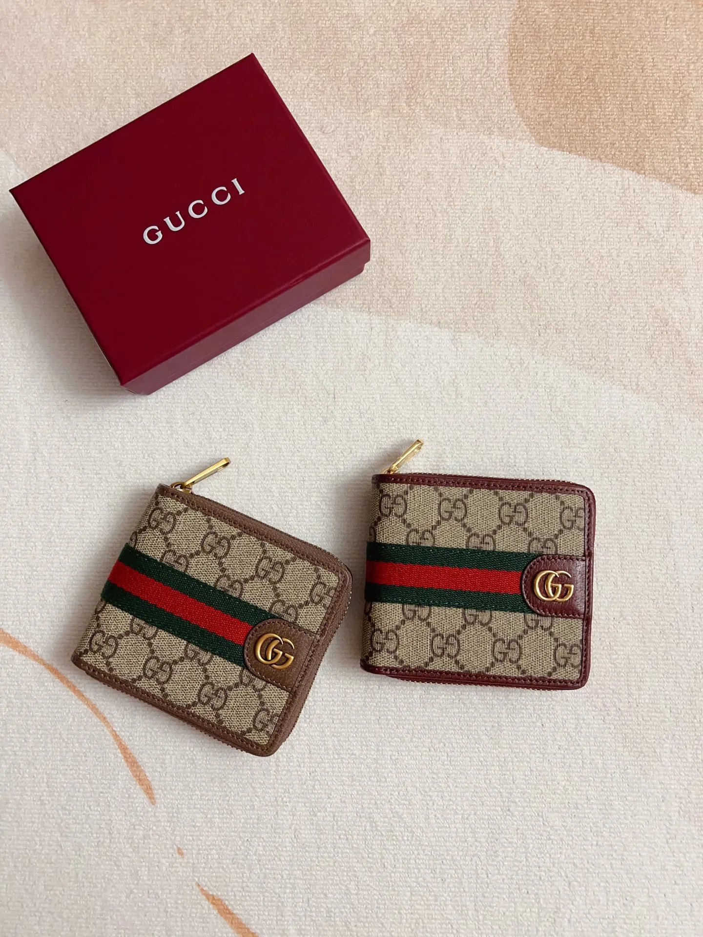 💰420🇭🇺🇭🇺 The official website is synchronized with the new model! Ophidia series ~ short zipper wallet, 🍉🍉 made of GG Supreme original factory pig grain first-layer cowhide with PVC 🍉🍉 equipped with iconic double G hardware marks, classic red and green webbing, high-end cotton zipper ~ refined! 🍉🍉Model number: 838653🍉🍉Size: 11x9x2.5cm, color: brown