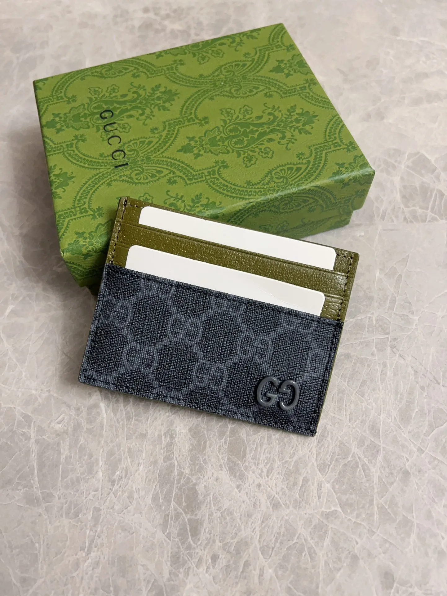 💰260 🇭🇺🇭🇺Gucci’s latest collection ~ card holder 🍖🍖The contrasting two-tone design makes the GG logo emblazoned on the bag stand out 🍖🍖The fabric is made of black GG and the lining is made of contrasting cowhide 🍖🍖Black GG Supreme canvas with dark gray ceramic effect double G, size: 10x 8cm Model: 795230 (original product)