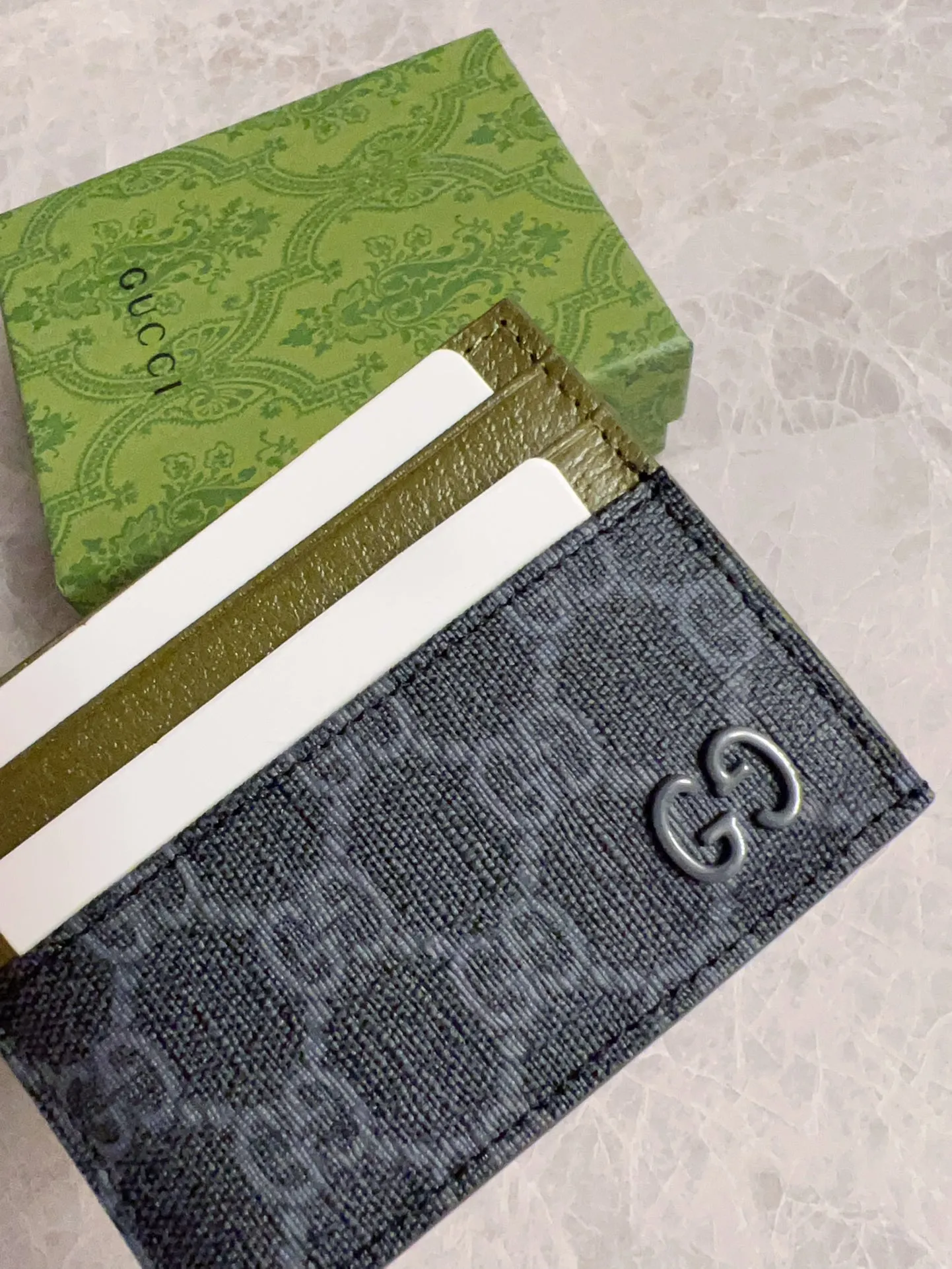 💰260 🇭🇺🇭🇺Gucci’s latest collection ~ card holder 🍖🍖The contrasting two-tone design makes the GG logo emblazoned on the bag stand out 🍖🍖The fabric is made of black GG and the lining is made of contrasting cowhide 🍖🍖Black GG Supreme canvas with dark gray ceramic effect double G, size: 10x 8cm Model: 795230 (original product)