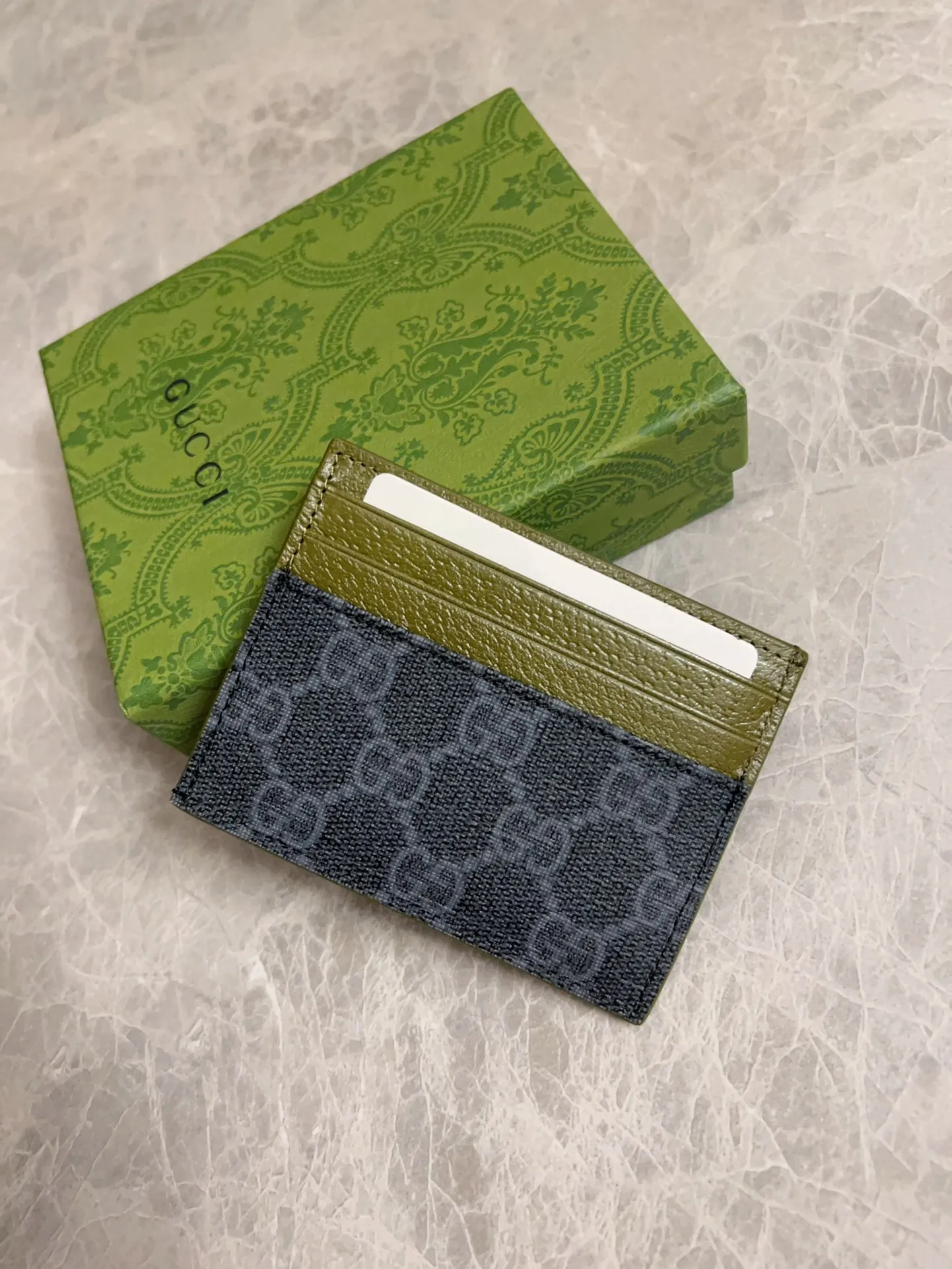 💰260 🇭🇺🇭🇺Gucci’s latest collection ~ card holder 🍖🍖The contrasting two-tone design makes the GG logo emblazoned on the bag stand out 🍖🍖The fabric is made of black GG and the lining is made of contrasting cowhide 🍖🍖Black GG Supreme canvas with dark gray ceramic effect double G, size: 10x 8cm Model: 795230 (original product)