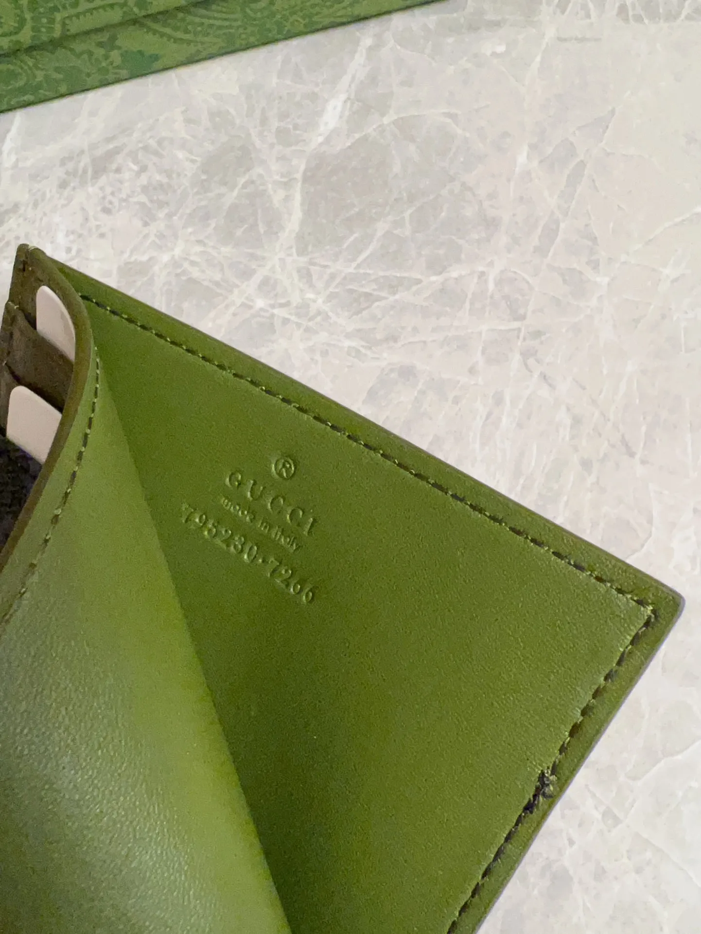 💰260 🇭🇺🇭🇺Gucci’s latest collection ~ card holder 🍖🍖The contrasting two-tone design makes the GG logo emblazoned on the bag stand out 🍖🍖The fabric is made of black GG and the lining is made of contrasting cowhide 🍖🍖Black GG Supreme canvas with dark gray ceramic effect double G, size: 10x 8cm Model: 795230 (original product)