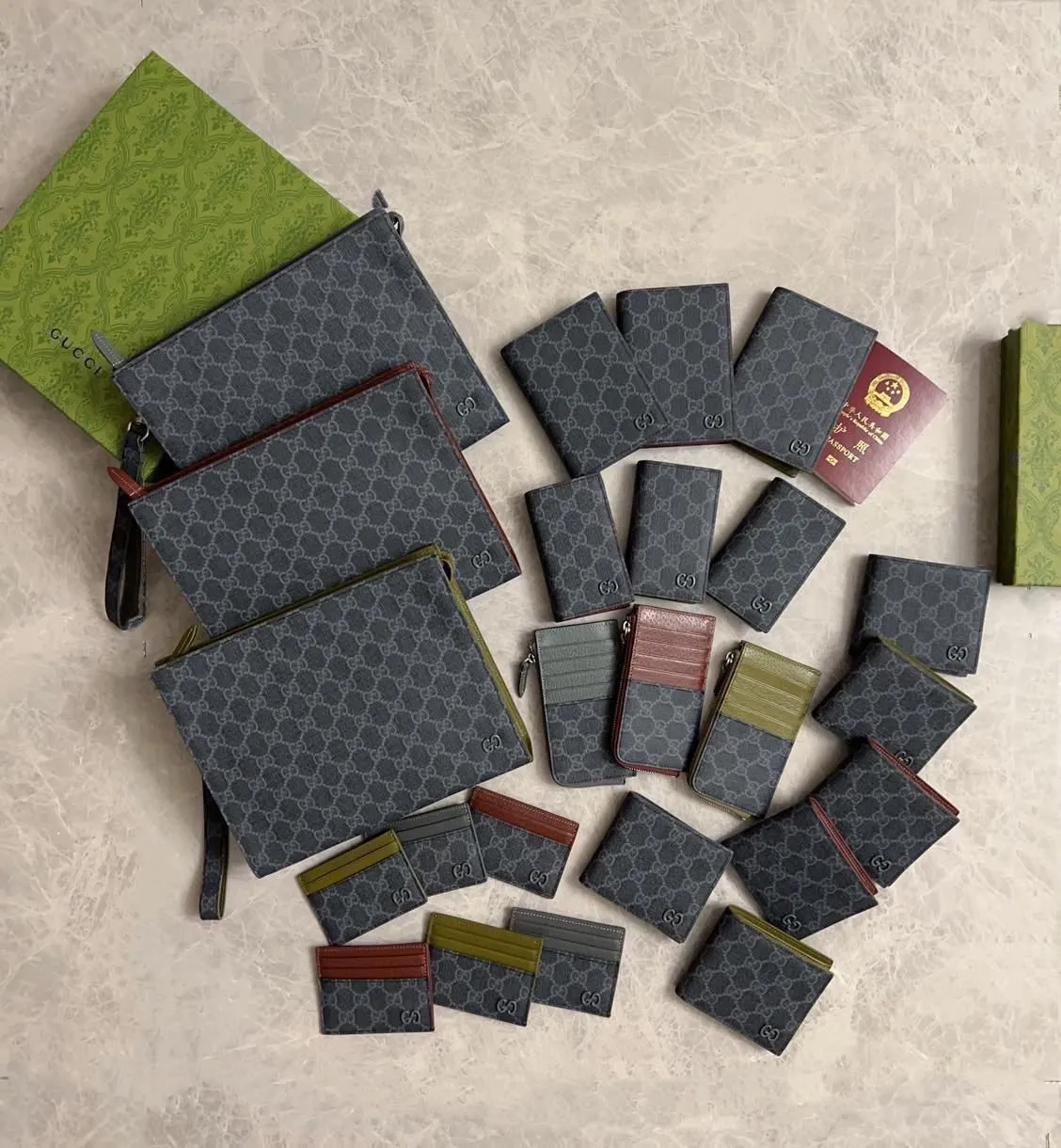 💰260 🇭🇺🇭🇺Gucci’s latest collection ~ card holder 🍖🍖The contrasting two-tone design makes the GG logo emblazoned on the bag stand out 🍖🍖The fabric is made of black GG and the lining is made of contrasting cowhide 🍖🍖Black GG Supreme canvas with dark gray ceramic effect double G, size: 10x 8cm Model: 795230 (original product)