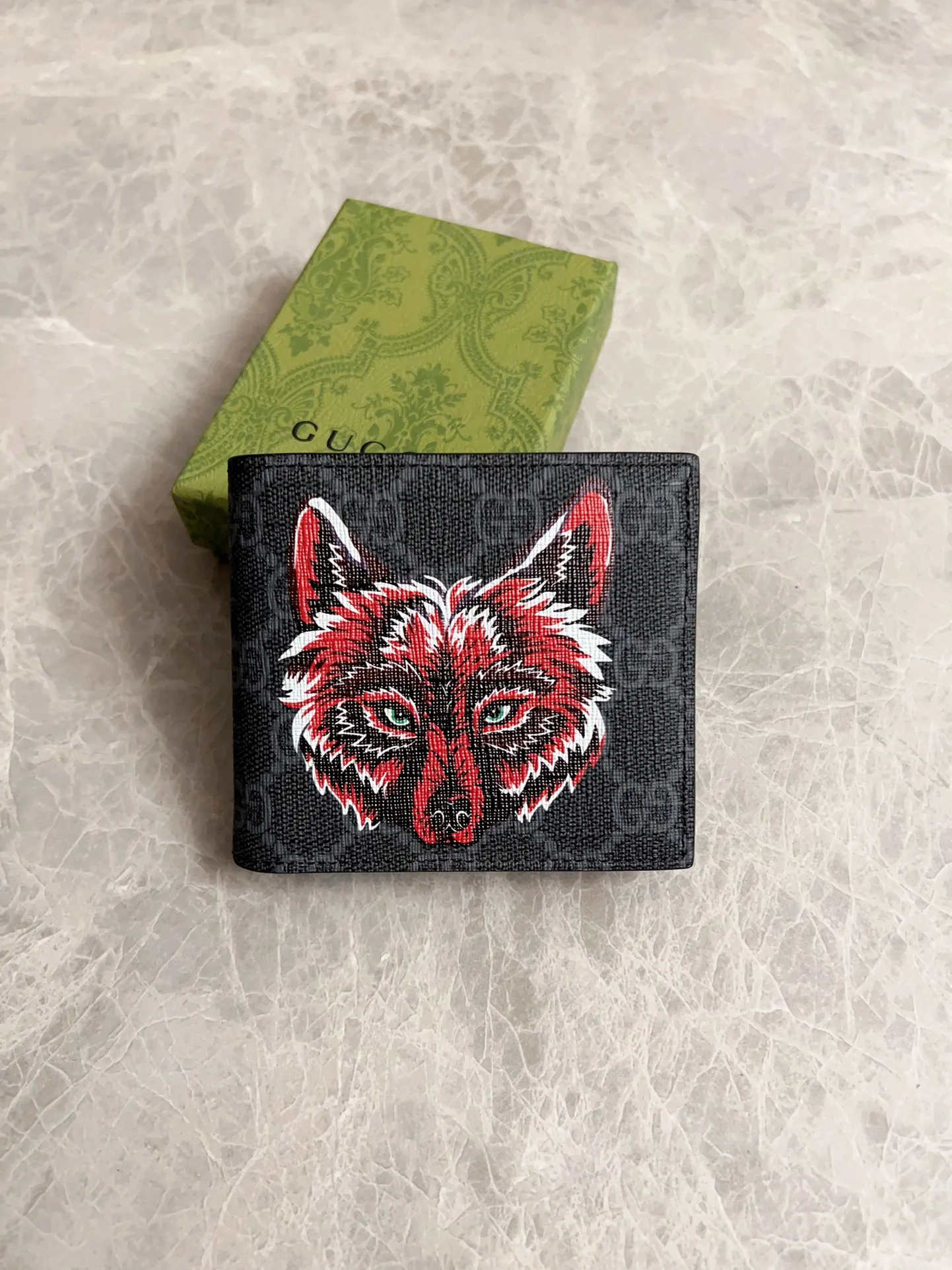 💰270 🇭🇺🇭🇺New men’s short wallet! 🎰🎰Synchronized with counters, original shaved leather with high-quality PVC fabric🎰🎰Tear-printed latest red wolf head～logo🎰🎰Oil edges and fine workmanship, simple and elegant, fashionable and domineering,🎰🎰Model: 451268, size: 10x9x2.5cm, color: black PVC-black "Red Wolf Head"