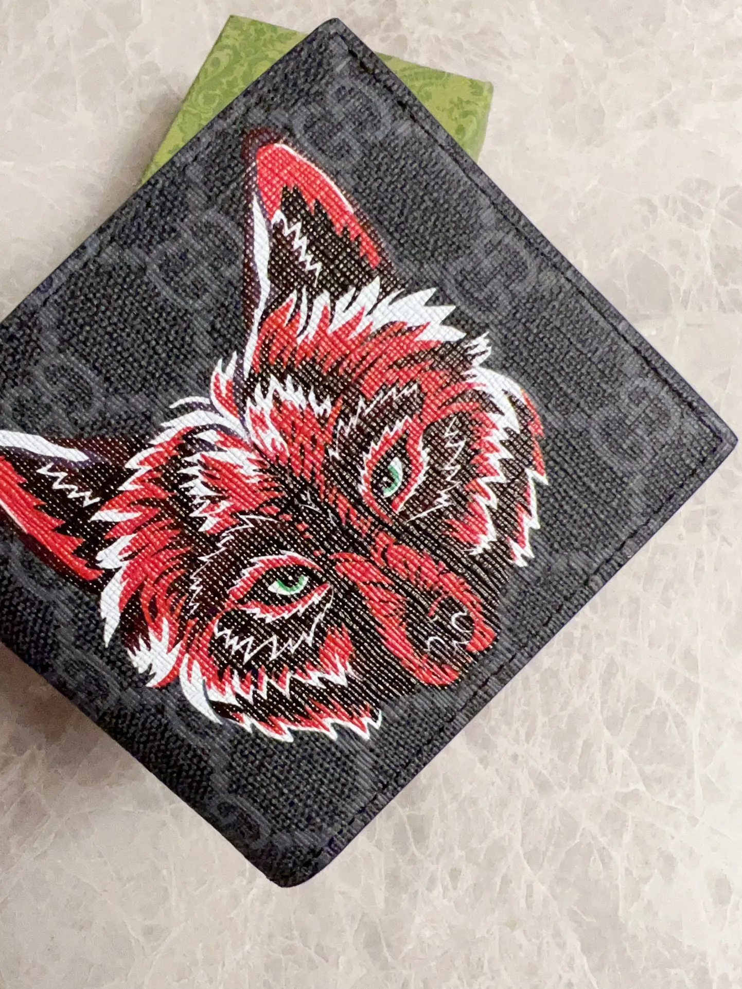 💰270 🇭🇺🇭🇺New men’s short wallet! 🎰🎰Synchronized with counters, original shaved leather with high-quality PVC fabric🎰🎰Tear-printed latest red wolf head～logo🎰🎰Oil edges and fine workmanship, simple and elegant, fashionable and domineering,🎰🎰Model: 451268, size: 10x9x2.5cm, color: black PVC-black "Red Wolf Head"