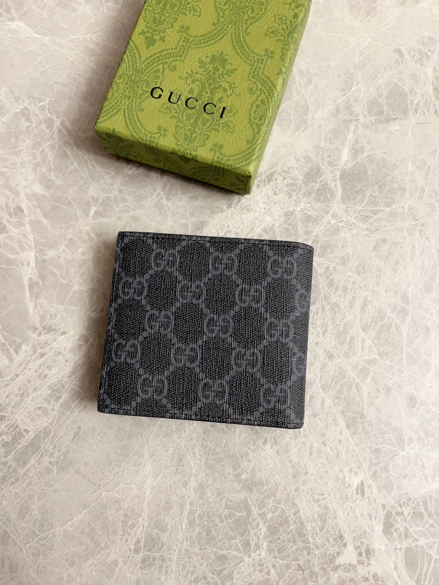 💰270 🇭🇺🇭🇺New men’s short wallet! 🎰🎰Synchronized with counters, original shaved leather with high-quality PVC fabric🎰🎰Tear-printed latest red wolf head～logo🎰🎰Oil edges and fine workmanship, simple and elegant, fashionable and domineering,🎰🎰Model: 451268, size: 10x9x2.5cm, color: black PVC-black "Red Wolf Head"