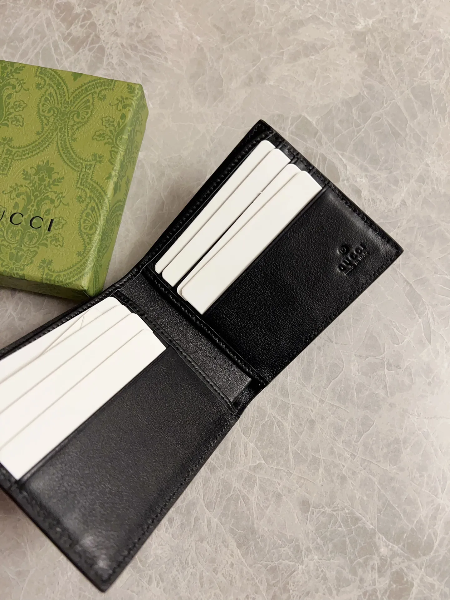 💰270 🇭🇺🇭🇺New men’s short wallet! 🎰🎰Synchronized with counters, original shaved leather with high-quality PVC fabric🎰🎰Tear-printed latest red wolf head～logo🎰🎰Oil edges and fine workmanship, simple and elegant, fashionable and domineering,🎰🎰Model: 451268, size: 10x9x2.5cm, color: black PVC-black "Red Wolf Head"