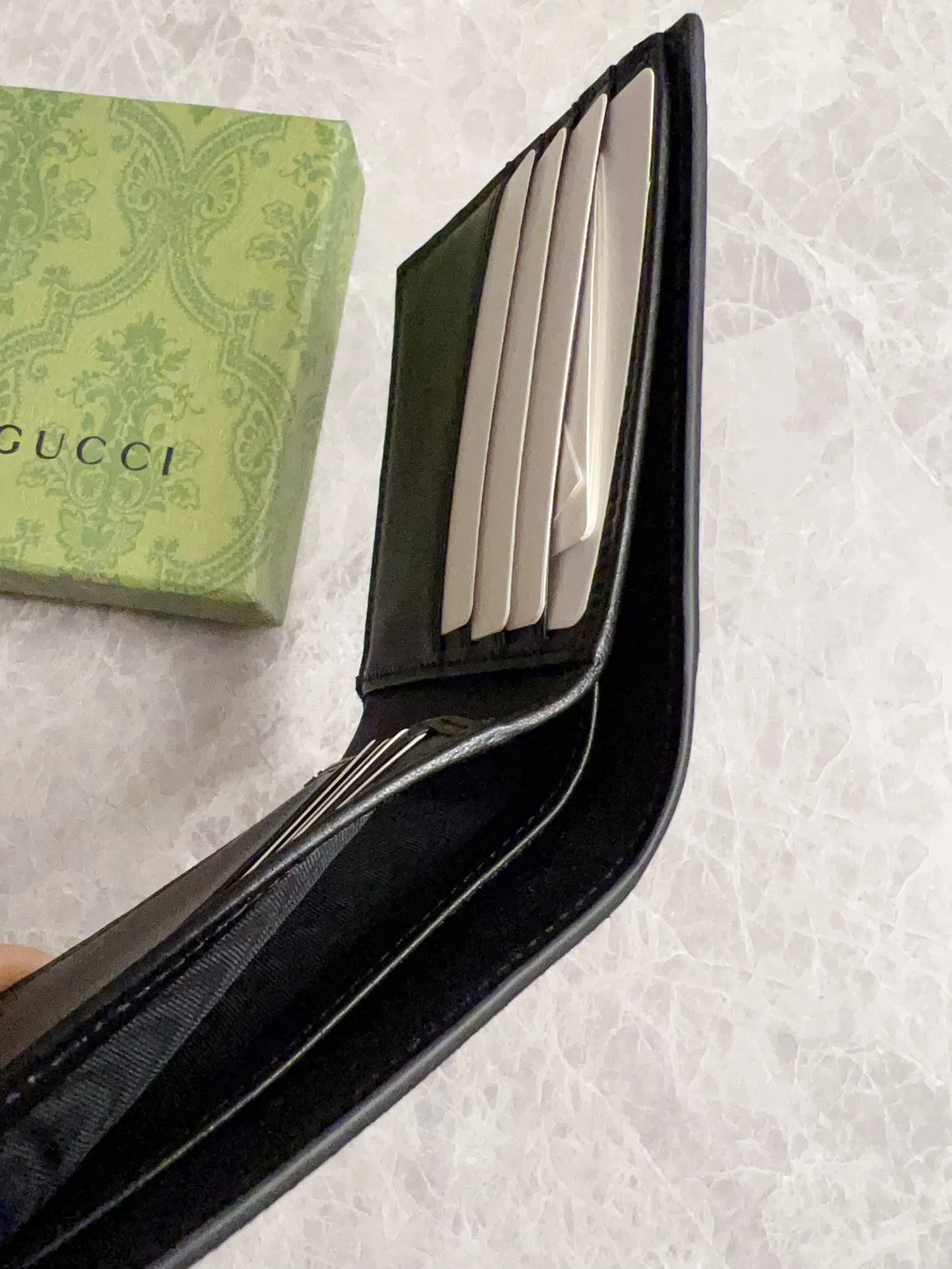 💰270 🇭🇺🇭🇺New men’s short wallet! 🎰🎰Synchronized with counters, original shaved leather with high-quality PVC fabric🎰🎰Tear-printed latest red wolf head～logo🎰🎰Oil edges and fine workmanship, simple and elegant, fashionable and domineering,🎰🎰Model: 451268, size: 10x9x2.5cm, color: black PVC-black "Red Wolf Head"