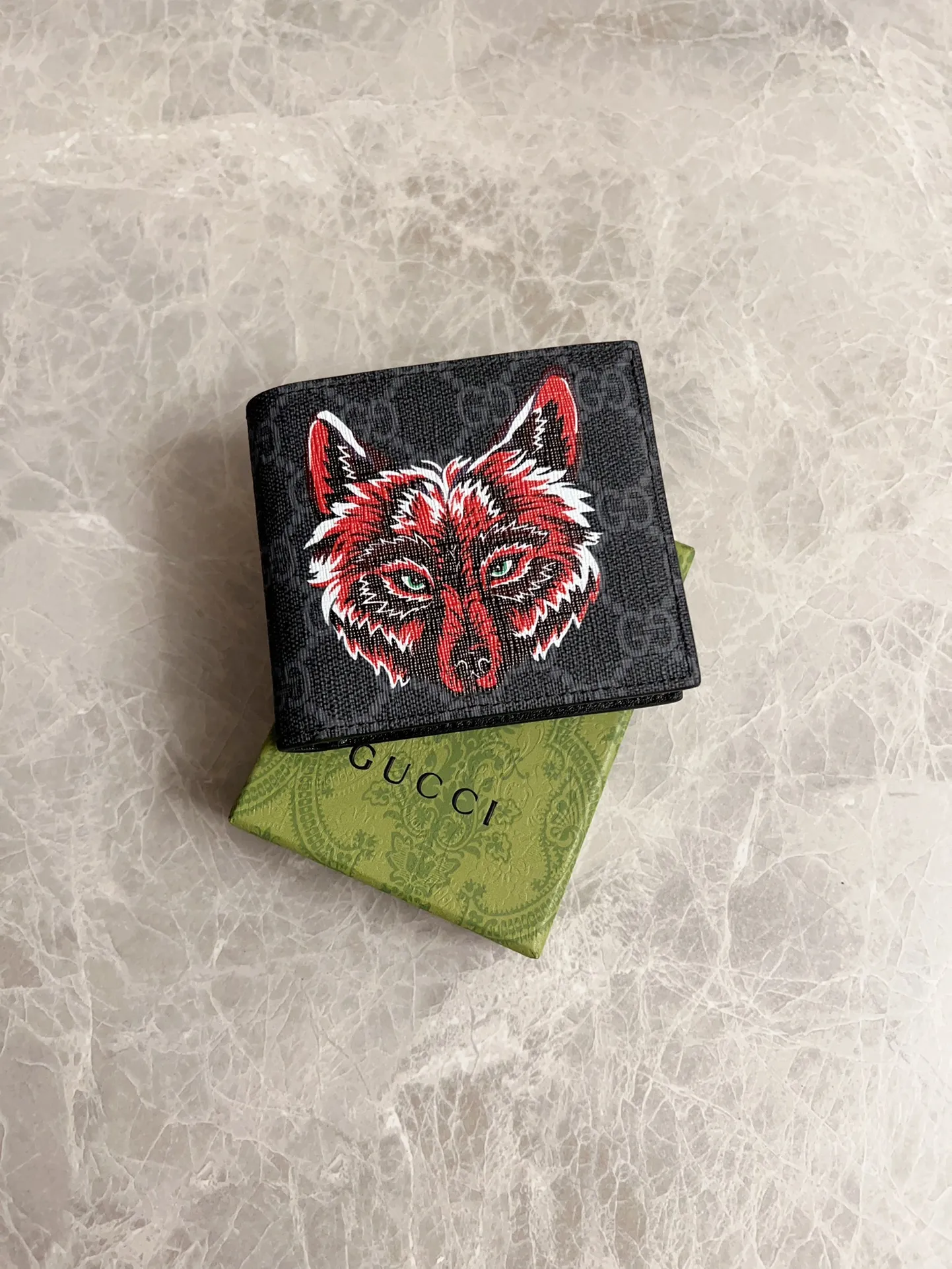 💰270 🇭🇺🇭🇺New men’s short wallet! 🎰🎰Synchronized with counters, original shaved leather with high-quality PVC fabric🎰🎰Tear-printed latest red wolf head～logo🎰🎰Oil edges and fine workmanship, simple and elegant, fashionable and domineering,🎰🎰Model: 451268, size: 10x9x2.5cm, color: black PVC-black "Red Wolf Head"