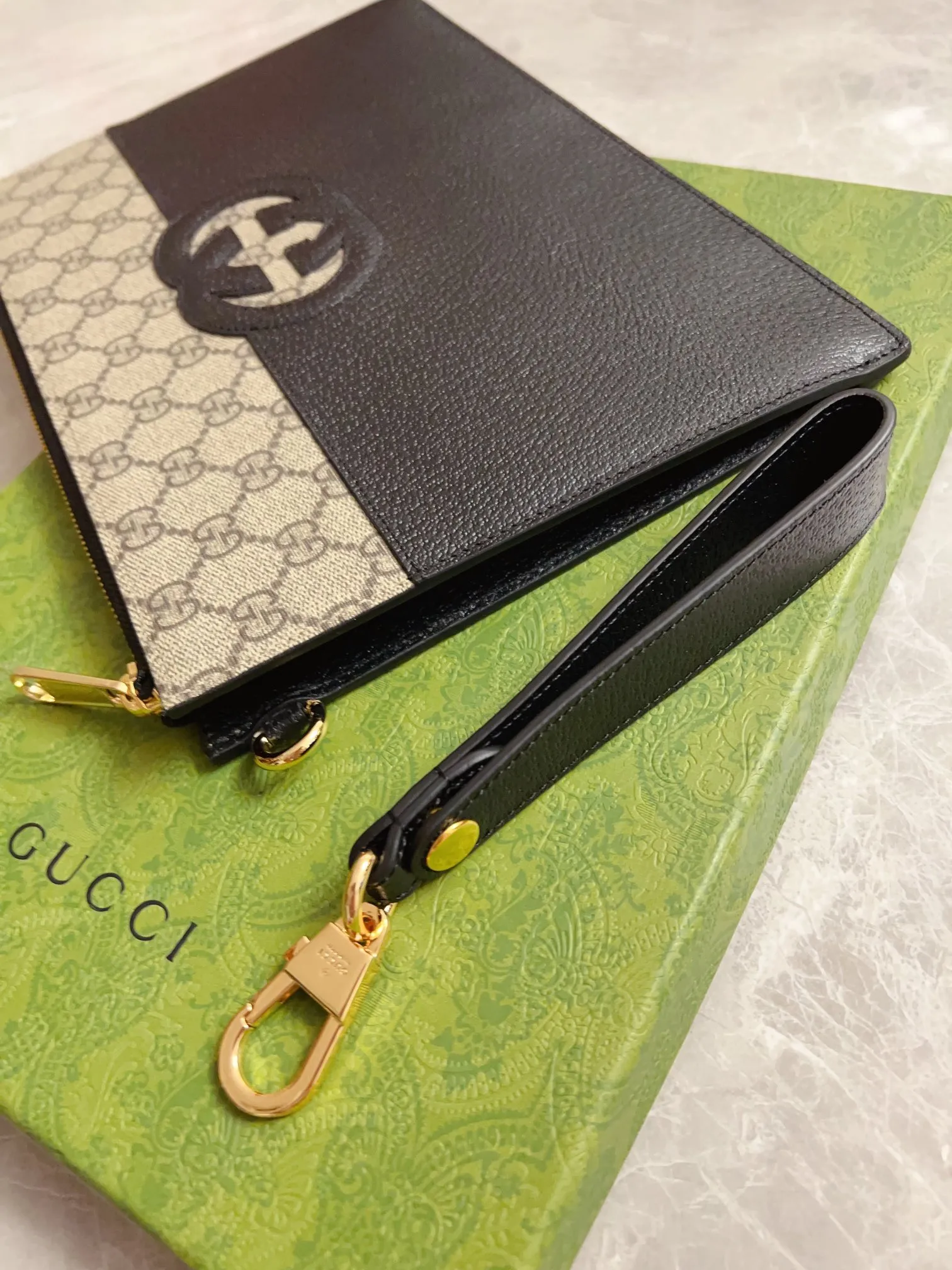 💰520 🇭🇺🇭🇺Gucci’s latest ~ Men’s handbag 🧬🧬 embellished with hollow interlocking Double G details, cleverly matched with GG Supreme canvas, 🧬🧬Create an accessory with both modern style and classic style🧬🧬Iconic interlocking Double G logo. This logo comes from the brand founder Guccio Mr. Gucci's initials are constantly being reinterpreted in various forms and styles🧬🧬Model: 723320, size: 30.5x 21x 1.5cm