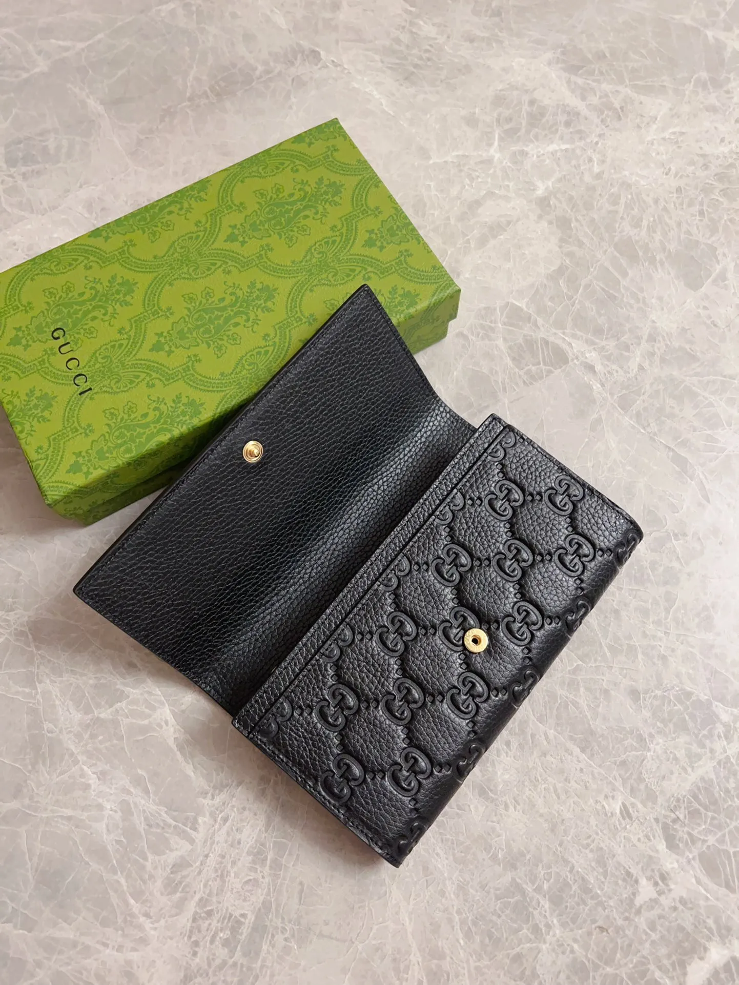 💰 450 🇮🇹🇮🇹New GG Emblem series super soft pink embossed/full leather wallet! 💋💋Model: 815922, size: 19x10x2.5cm