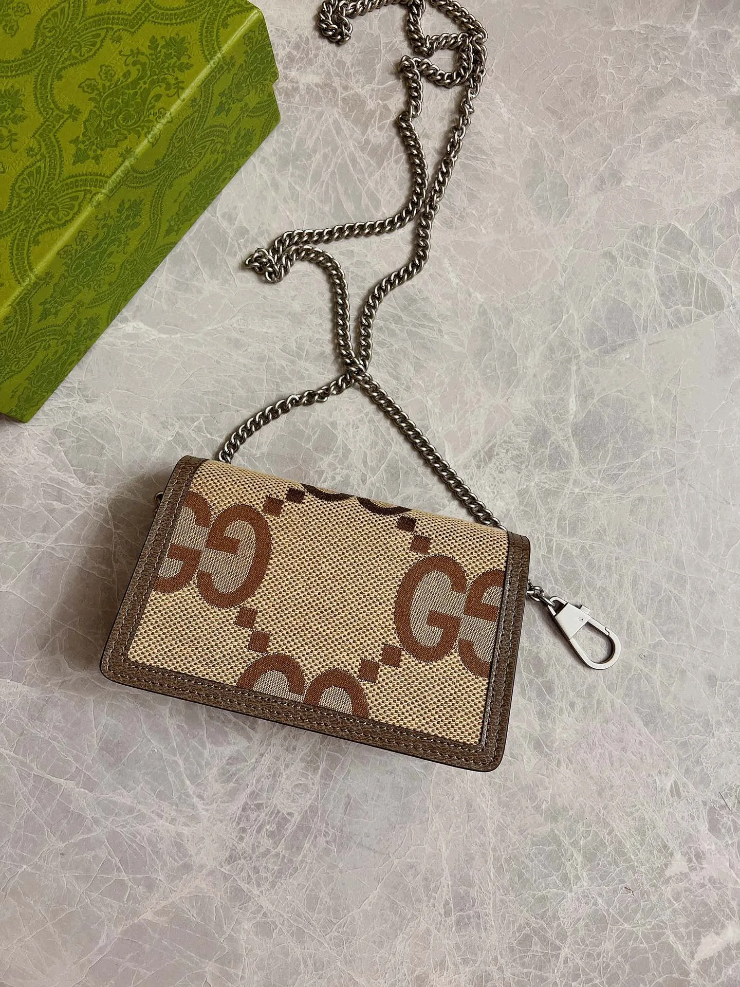 💰640🇭🇺🇭🇺Top original order! The Gucci Diana mini Dionysus chain bag combines the brand's most recognizable elements with ingenious monogram details. This chain bag is made of Double G pattern canvas and uses a unique Dionysus buckle. It is simple and elegant, exuding a touch of modern flavor. Model: 476432, size: 16.5x10x4.5cm