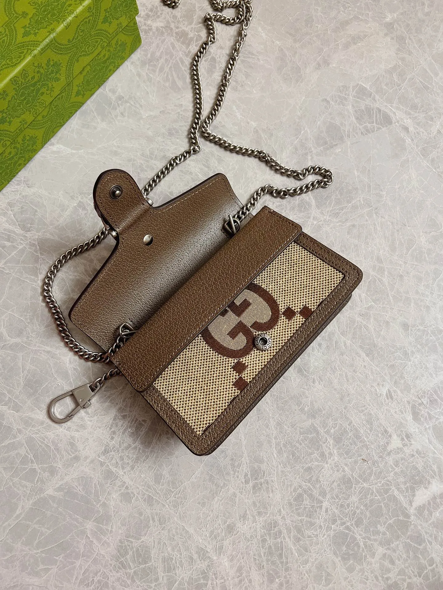 💰640🇭🇺🇭🇺Top original order! The Gucci Diana mini Dionysus chain bag combines the brand's most recognizable elements with ingenious monogram details. This chain bag is made of Double G pattern canvas and uses a unique Dionysus buckle. It is simple and elegant, exuding a touch of modern flavor. Model: 476432, size: 16.5x10x4.5cm