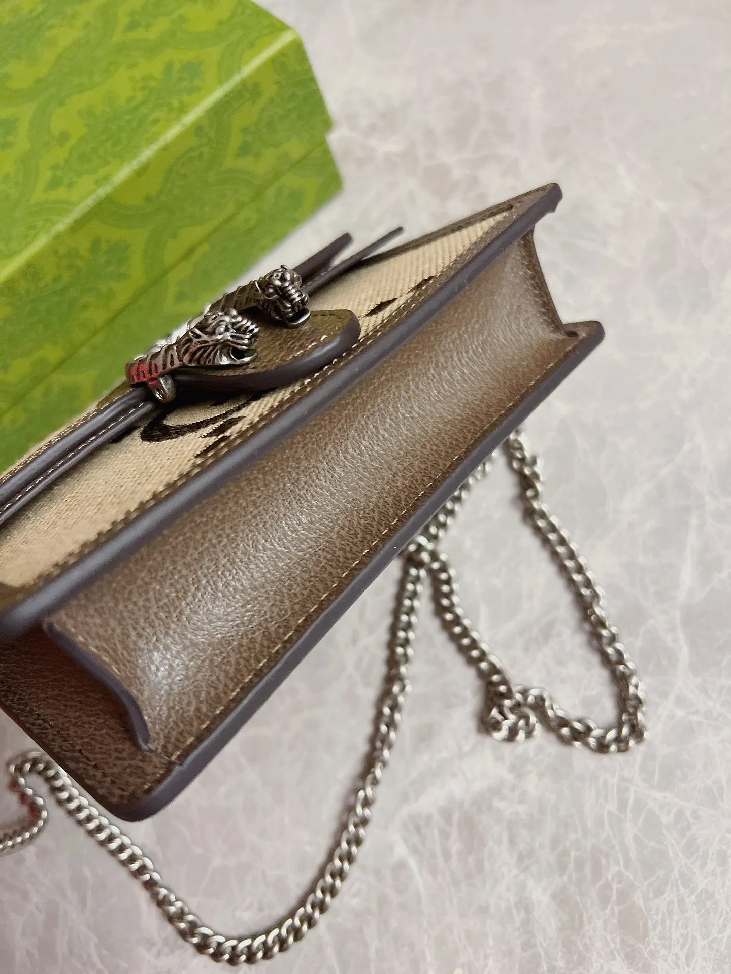 💰640🇭🇺🇭🇺Top original order! The Gucci Diana mini Dionysus chain bag combines the brand's most recognizable elements with ingenious monogram details. This chain bag is made of Double G pattern canvas and uses a unique Dionysus buckle. It is simple and elegant, exuding a touch of modern flavor. Model: 476432, size: 16.5x10x4.5cm