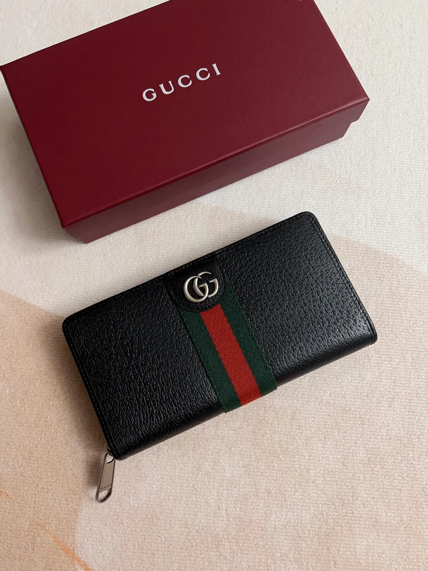 💰460🇭🇺🇭🇺 The official website is synchronized with new styles! Ophidia series ~ zipper wallet, 🍊🍊 is made of GG Supreme original factory pig grain first-layer cowhide 🍊🍊 with iconic double G hardware marks, classic red and green webbing, high-end cotton zipper ~ refined! 🍊🍊Model number: 834694🍊🍊Size: W19xH10xD2.5cm, color: black
