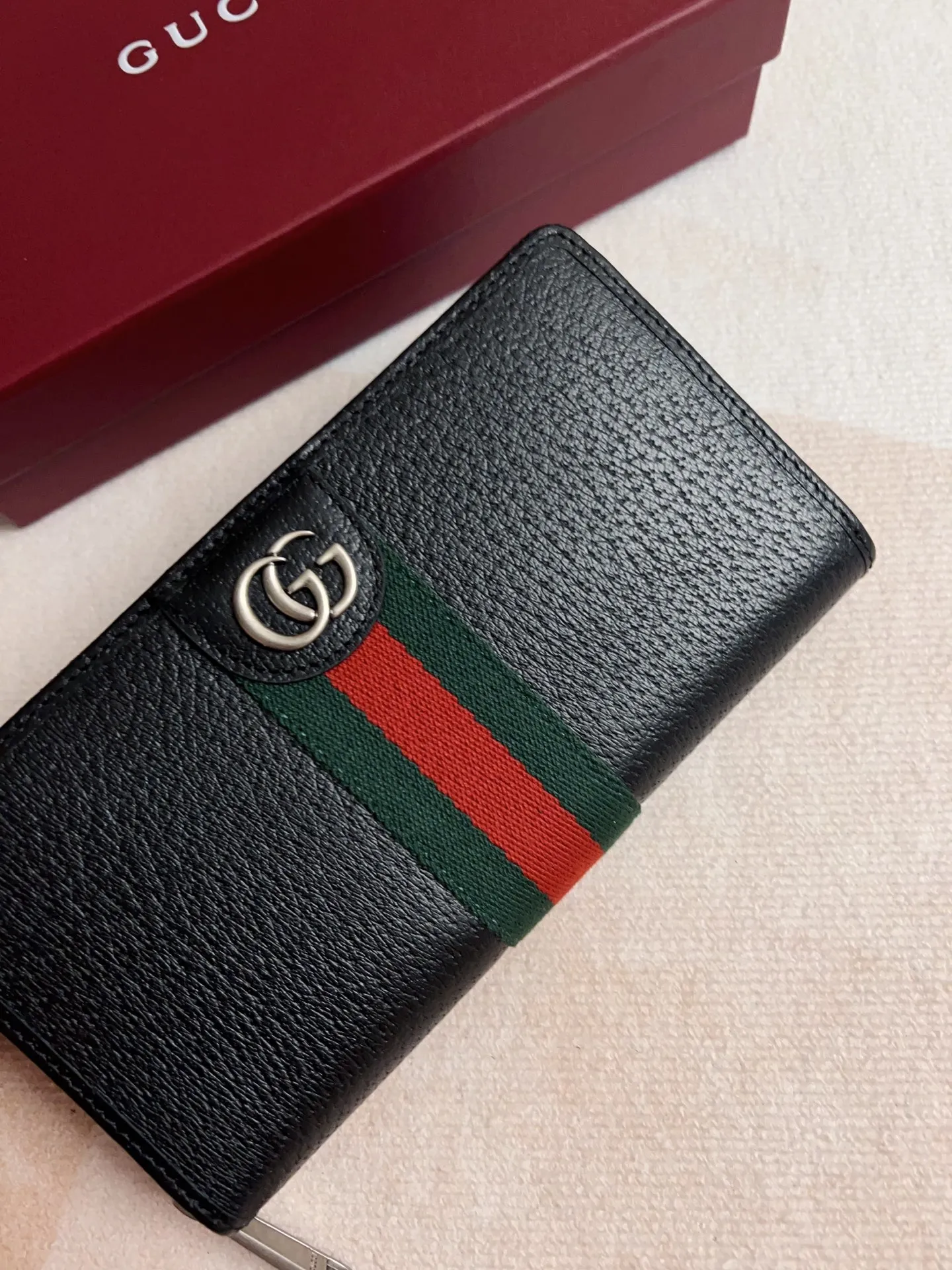 💰460🇭🇺🇭🇺 The official website is synchronized with new styles! Ophidia series ~ zipper wallet, 🍊🍊 is made of GG Supreme original factory pig grain first-layer cowhide 🍊🍊 with iconic double G hardware marks, classic red and green webbing, high-end cotton zipper ~ refined! 🍊🍊Model number: 834694🍊🍊Size: W19xH10xD2.5cm, color: black