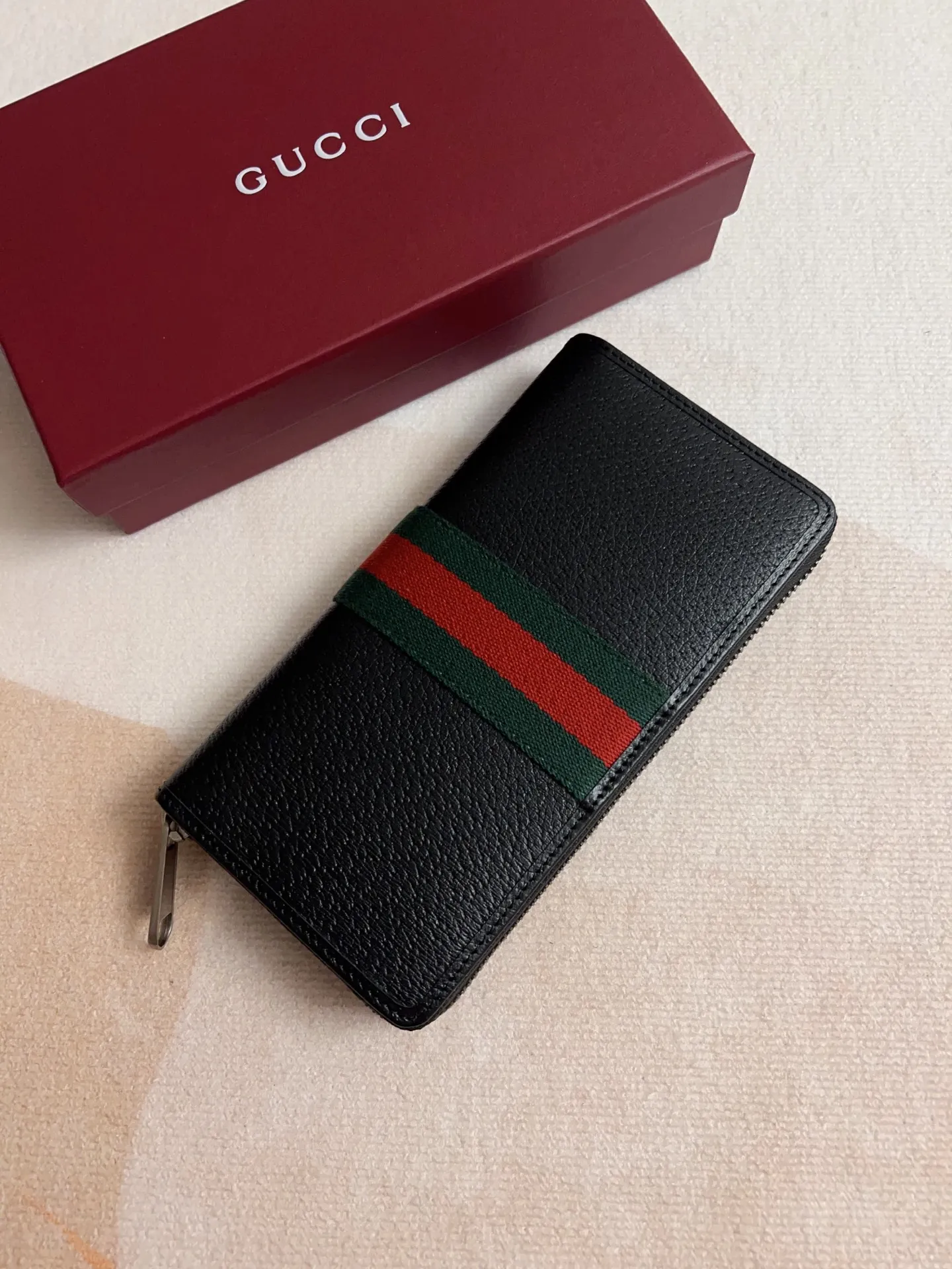 💰460🇭🇺🇭🇺 The official website is synchronized with new styles! Ophidia series ~ zipper wallet, 🍊🍊 is made of GG Supreme original factory pig grain first-layer cowhide 🍊🍊 with iconic double G hardware marks, classic red and green webbing, high-end cotton zipper ~ refined! 🍊🍊Model number: 834694🍊🍊Size: W19xH10xD2.5cm, color: black