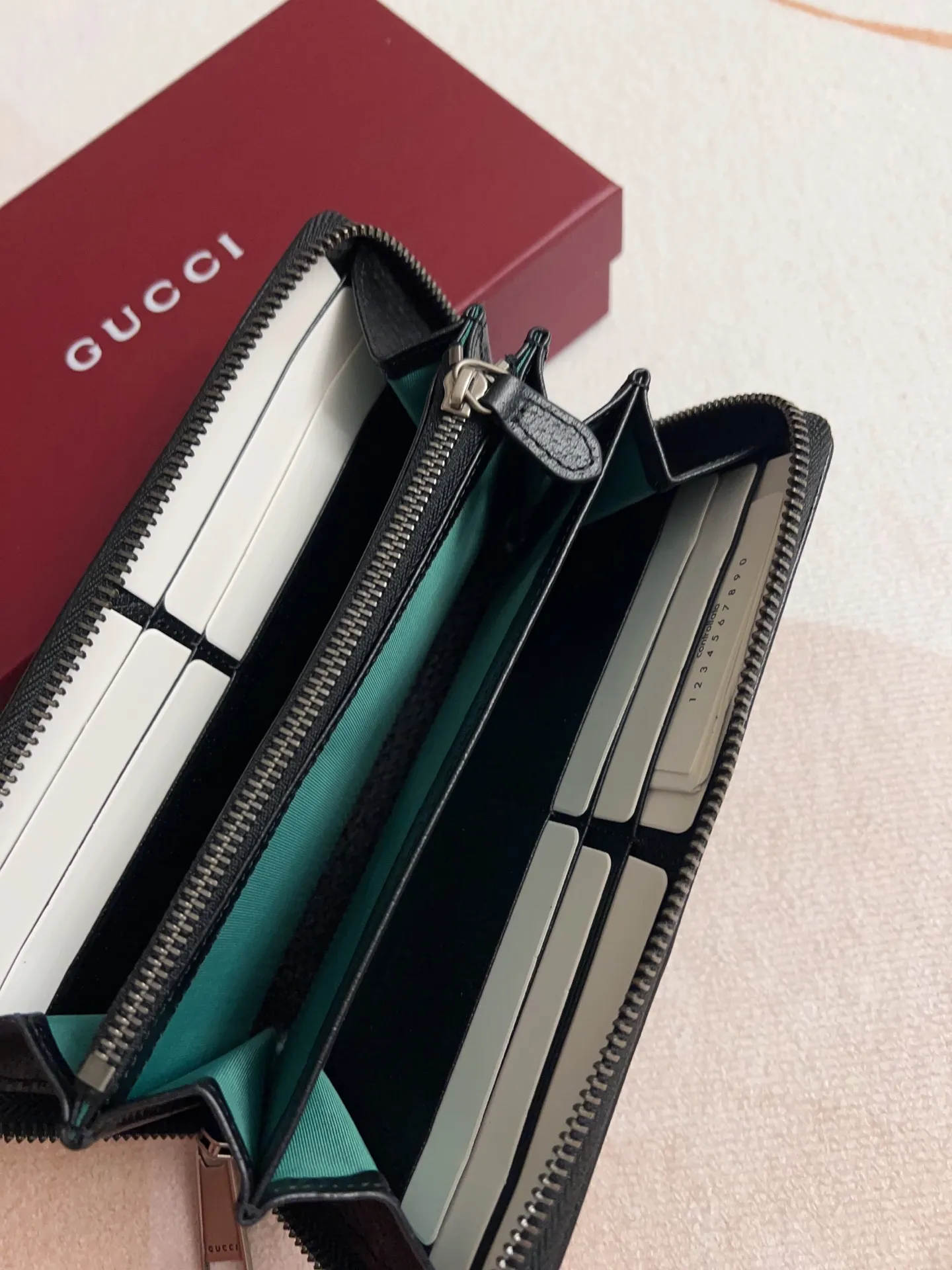 💰460🇭🇺🇭🇺 The official website is synchronized with new styles! Ophidia series ~ zipper wallet, 🍊🍊 is made of GG Supreme original factory pig grain first-layer cowhide 🍊🍊 with iconic double G hardware marks, classic red and green webbing, high-end cotton zipper ~ refined! 🍊🍊Model number: 834694🍊🍊Size: W19xH10xD2.5cm, color: black