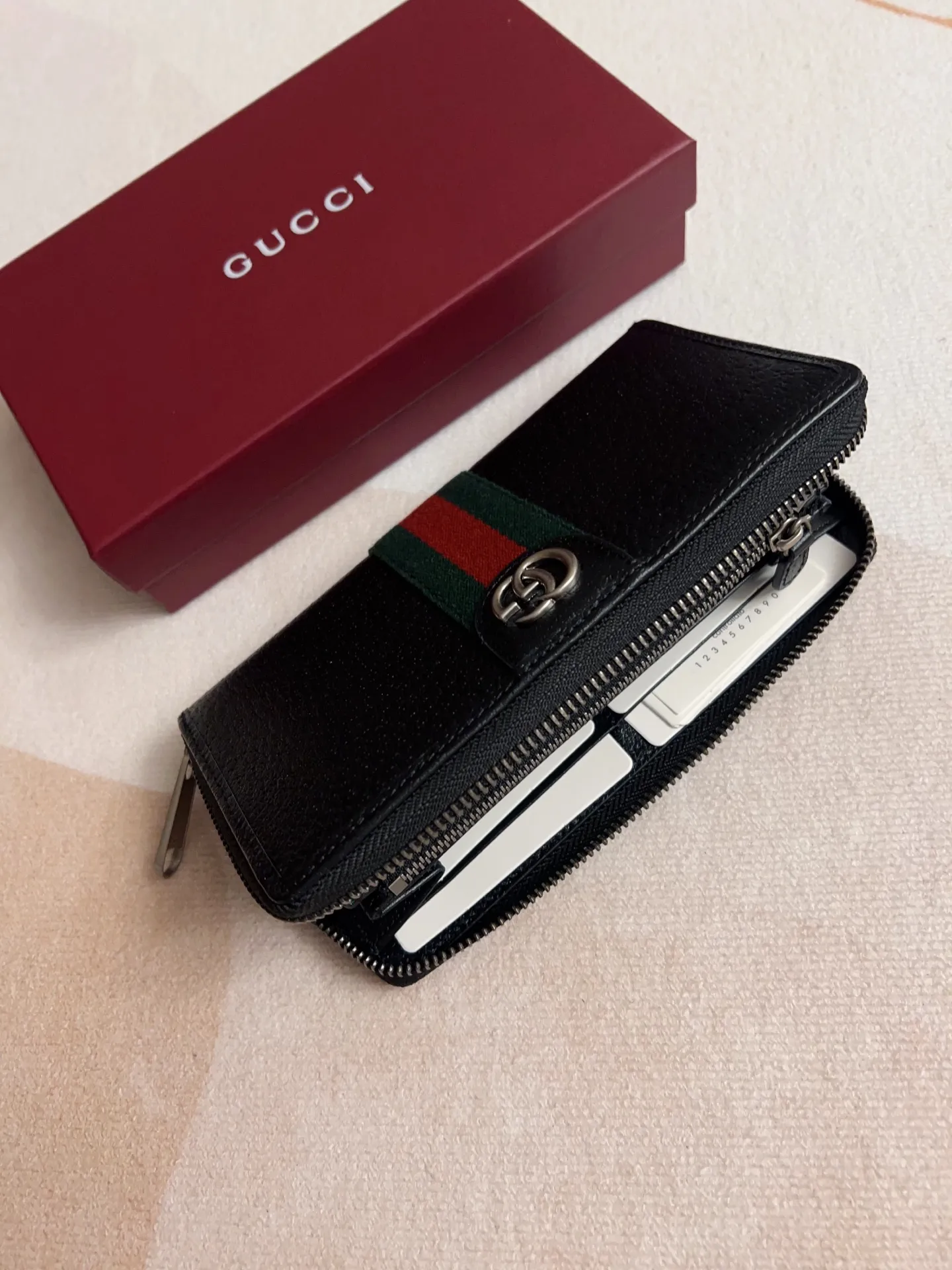 💰460🇭🇺🇭🇺 The official website is synchronized with new styles! Ophidia series ~ zipper wallet, 🍊🍊 is made of GG Supreme original factory pig grain first-layer cowhide 🍊🍊 with iconic double G hardware marks, classic red and green webbing, high-end cotton zipper ~ refined! 🍊🍊Model number: 834694🍊🍊Size: W19xH10xD2.5cm, color: black