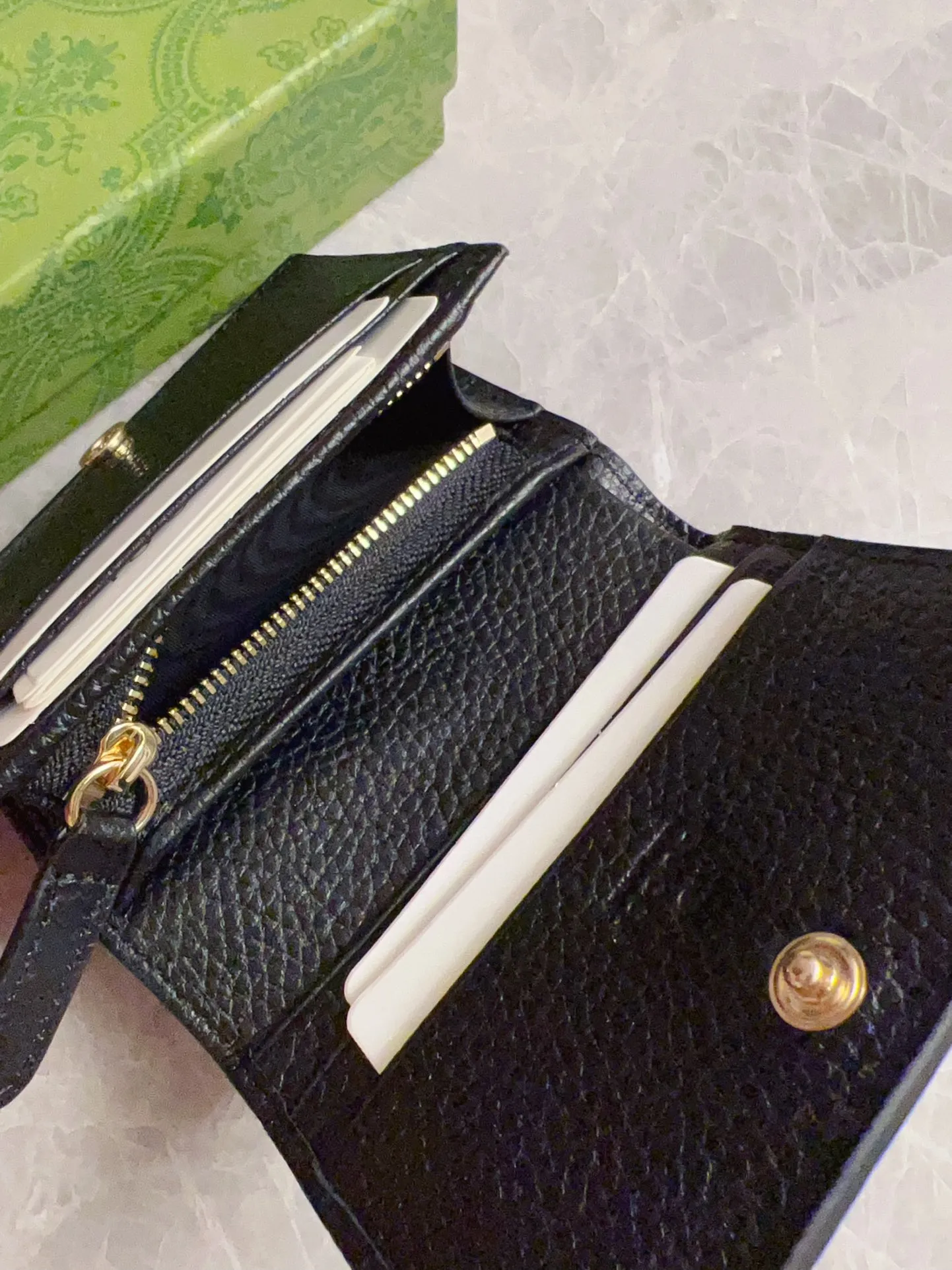 💰 380 🇮🇹🇮🇹New GG Emblem series super soft pink embossed/full leather wallet/card holder💋💋Model: 815901, size: 11x9x3cm