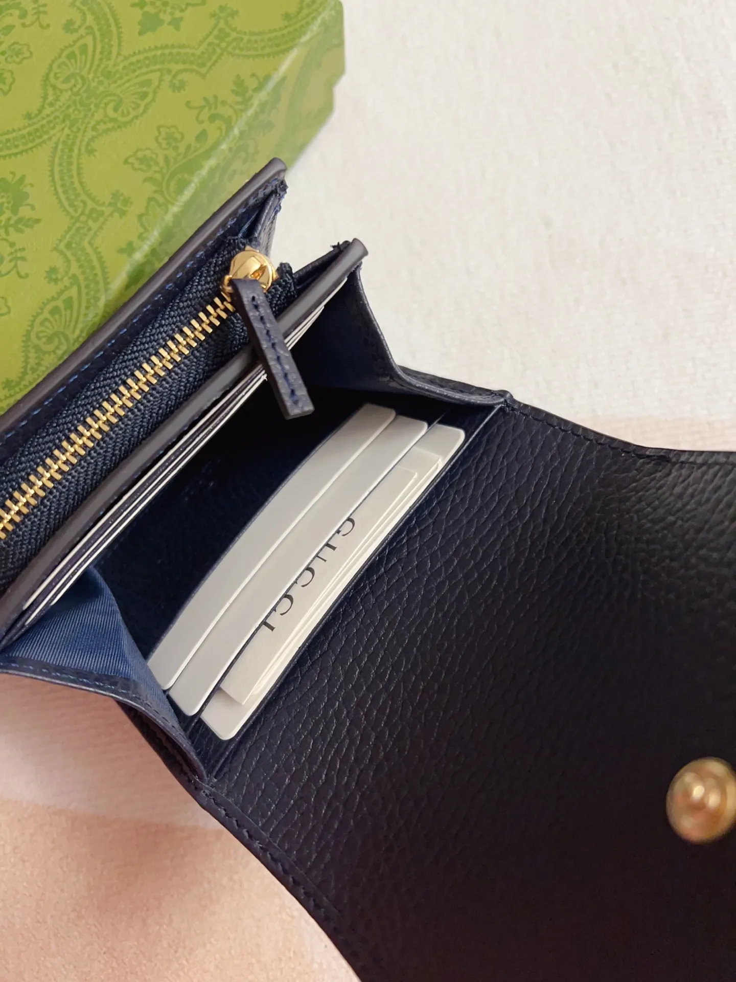 💰420🇭🇺🇭🇺gucci new product! Using imported original leather and imported thread,‼ ️The new Ophidia series❣ Made of calfskin imported from Italy, equipped with classic double G hardware, a new style and contour support are now available. A structural shape in which the inner side is divided into intervals. 😘Made from top overseas hardware, 💍Model: 598587, Color: blue PVC, Size: 12x10x3cm