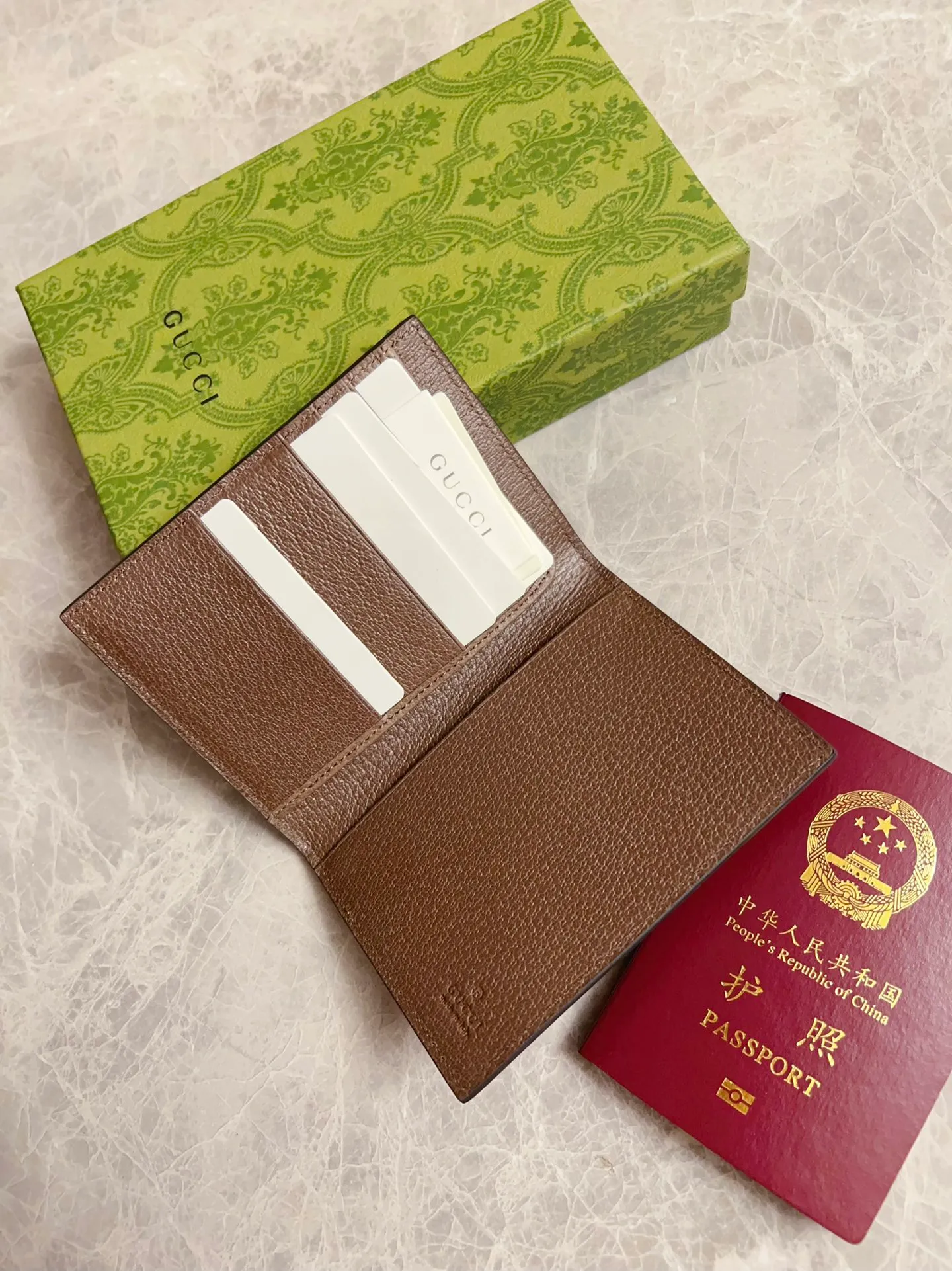 💰340 🇭🇺🇭🇺Gucci’s latest series is presented ~ Passport Holder 🧬🧬The two-tone design full of contrasting beauty makes the GG logo emblazoned on the bag show off🧬🧬Brown/Brown Brown/Maroon Size: 13.5x 9.5cm Model: 795229