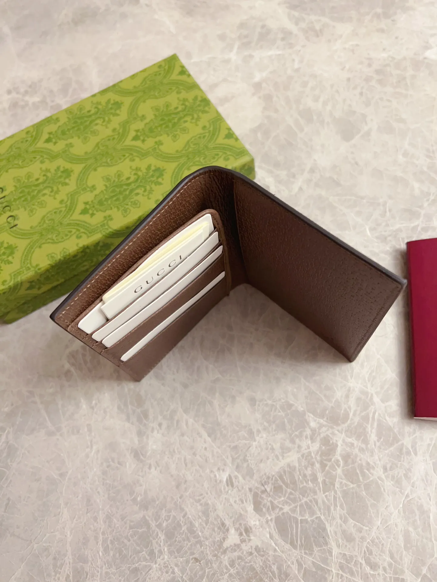 💰340 🇭🇺🇭🇺Gucci’s latest series is presented ~ Passport Holder 🧬🧬The two-tone design full of contrasting beauty makes the GG logo emblazoned on the bag show off🧬🧬Brown/Brown Brown/Maroon Size: 13.5x 9.5cm Model: 795229