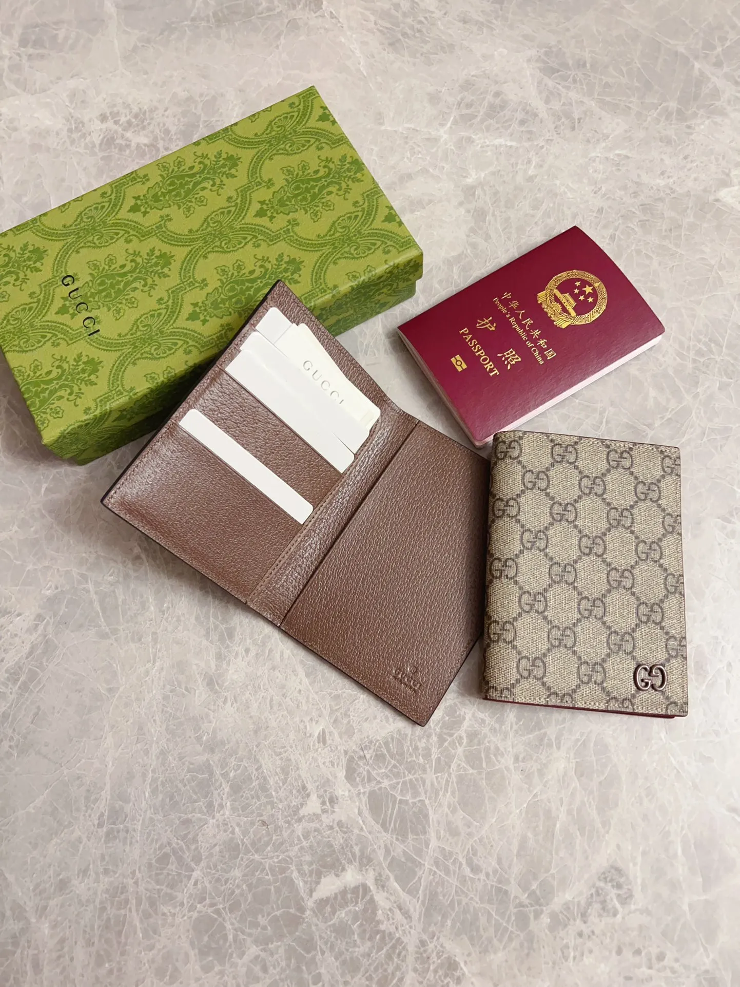 💰340 🇭🇺🇭🇺Gucci’s latest series is presented ~ Passport Holder 🧬🧬The two-tone design full of contrasting beauty makes the GG logo emblazoned on the bag show off🧬🧬Brown/Brown Brown/Maroon Size: 13.5x 9.5cm Model: 795229