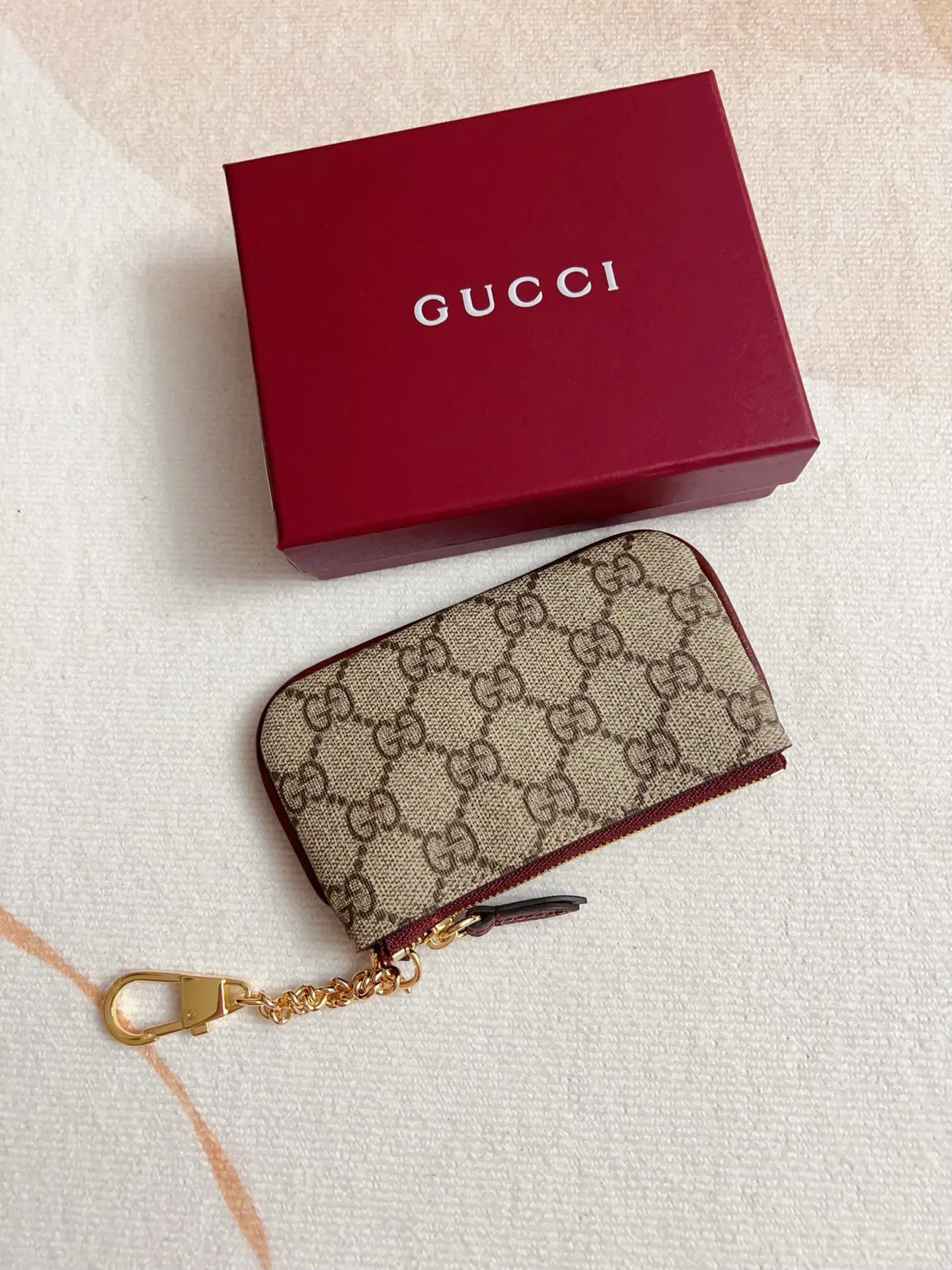 💰320 🇭🇺🇭🇺 The official website is synchronized with the new model! Ophidia series ~ lipstick bag ~ wallet, 🍉🍉 is made of GG Supreme original factory pig pattern first-layer cowhide with PVC 🍉🍉 equipped with iconic double G hardware marks, classic red and green webbing, exquisitely made! 🍉🍉Model number: 838466🍉🍉Size: 12x7.5cm, color: brown maroon