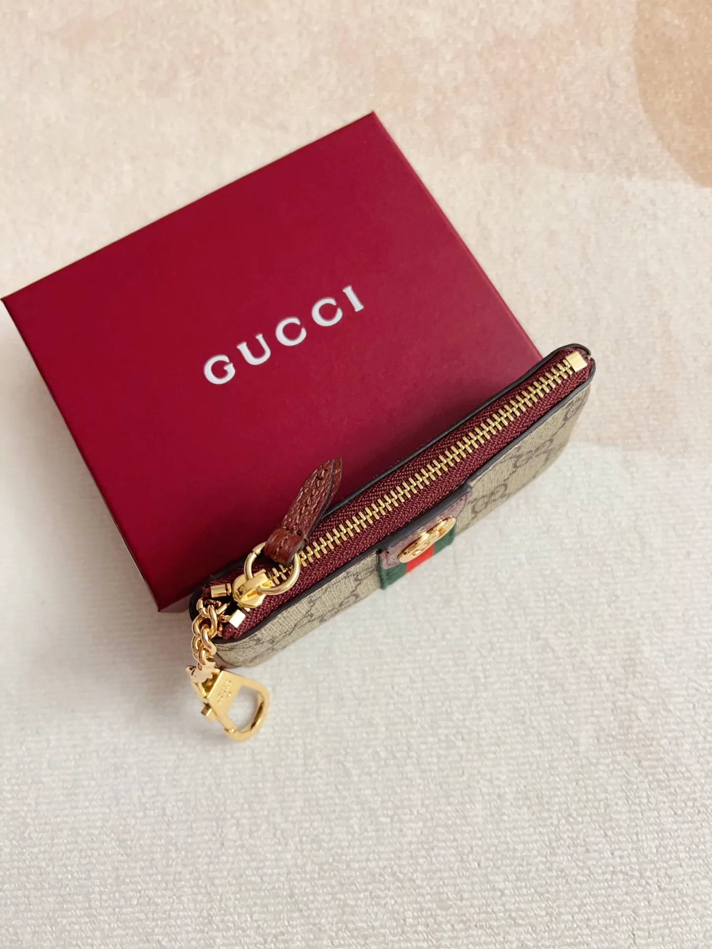 💰320 🇭🇺🇭🇺 The official website is synchronized with the new model! Ophidia series ~ lipstick bag ~ wallet, 🍉🍉 is made of GG Supreme original factory pig pattern first-layer cowhide with PVC 🍉🍉 equipped with iconic double G hardware marks, classic red and green webbing, exquisitely made! 🍉🍉Model number: 838466🍉🍉Size: 12x7.5cm, color: brown maroon