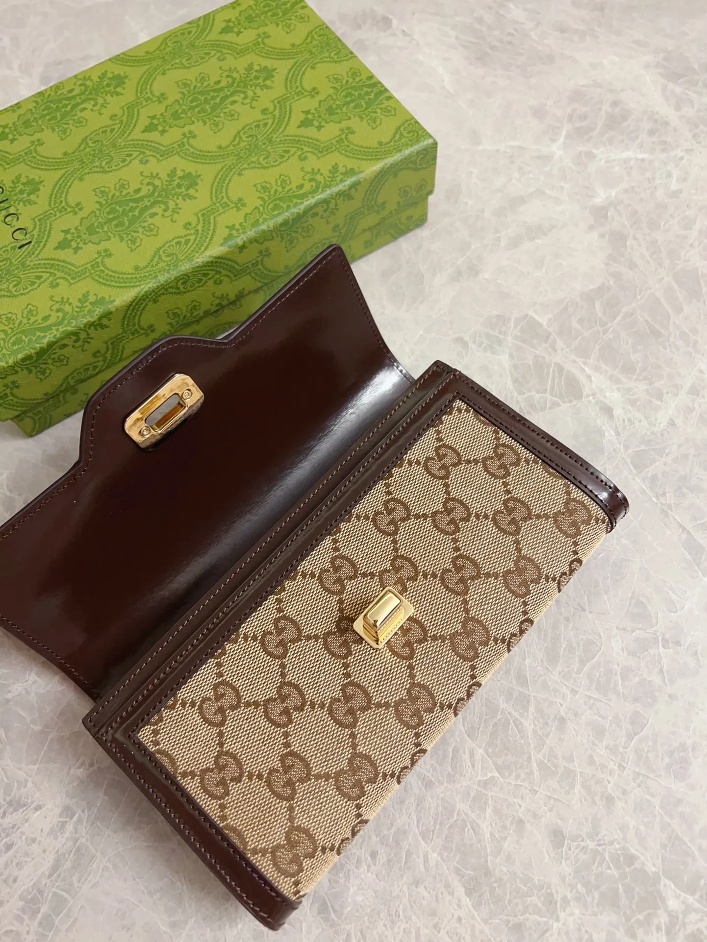 💰480 🇮🇹🇮🇹The Gucci Luce series exudes a strong sense of playfulness and fun. "Luce" means "light" in Italian. Original GG canvas brings design essence to this elegant mini shoulder bag. Blue cowhide piping and light gold-toned hardware are complemented by beige and ebony graphics. Model: 790034 Size: 19x 10x 3.5cm Color: Blue/Brown