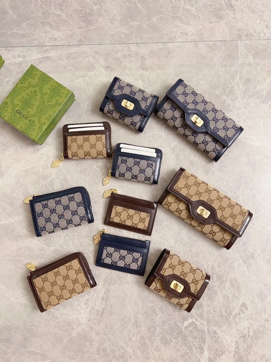 💰480 🇮🇹🇮🇹The Gucci Luce series exudes a strong sense of playfulness and fun. "Luce" means "light" in Italian. Original GG canvas brings design essence to this elegant mini shoulder bag. Blue cowhide piping and light gold-toned hardware are complemented by beige and ebony graphics. Model: 790034 Size: 19x 10x 3.5cm Color: Blue/Brown