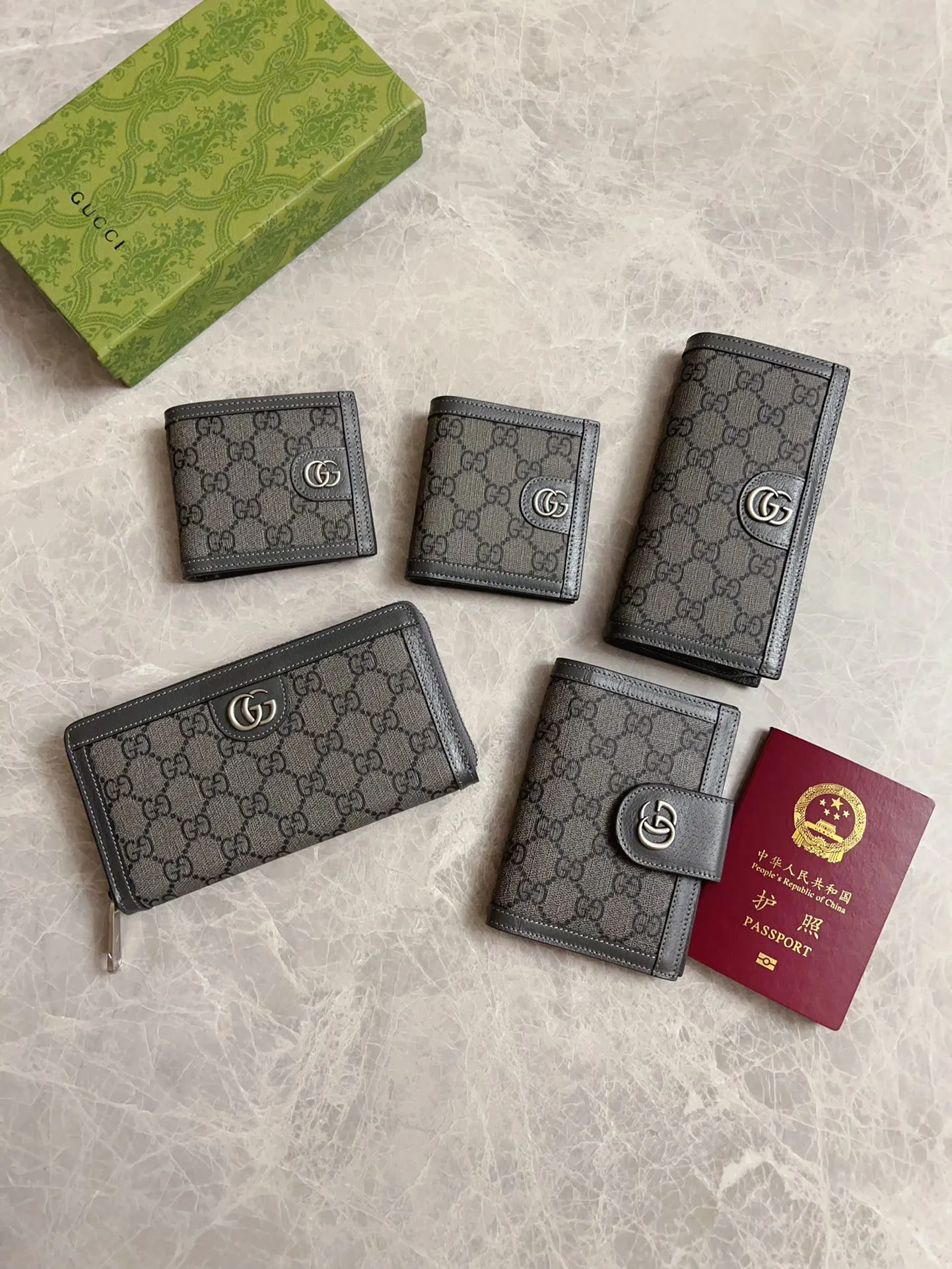 💰360 🇭🇺🇭🇺GucciO’s latest phidia series passport holder bag, Ophidia series items have endless retro feelings. Gray GG Supreme canvas, gray cowhide piping, palladium tone hardware Double G Model: 732755 Dimensions: 10x 14x2.5cm Color: gray/pvc.