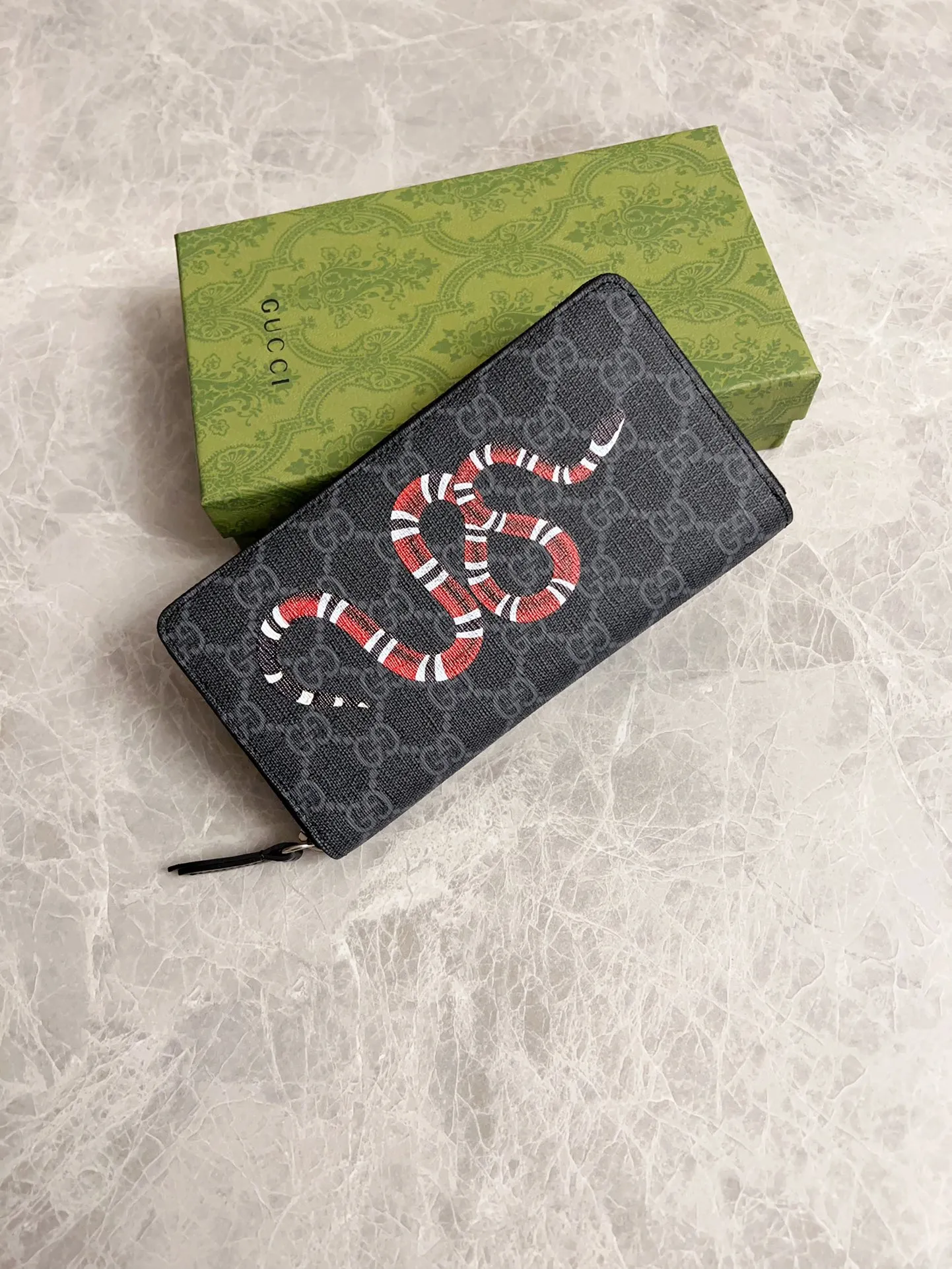 💰380 🇭🇺🇭🇺New men’s wallet! 🐍🐍Synchronized with counters, original shaved leather with high-quality PVC fabric🐍🐍Tear-printed latest Striped Snake logo🐍🐍Cotton cloth bronze gold coin pull, oiled edges and fine workmanship, simple and elegant, fashionable and domineering,🐍🐍Model: 451273, size: 19x10x2.5cm, color: black PVC-black "Striped Snake"
