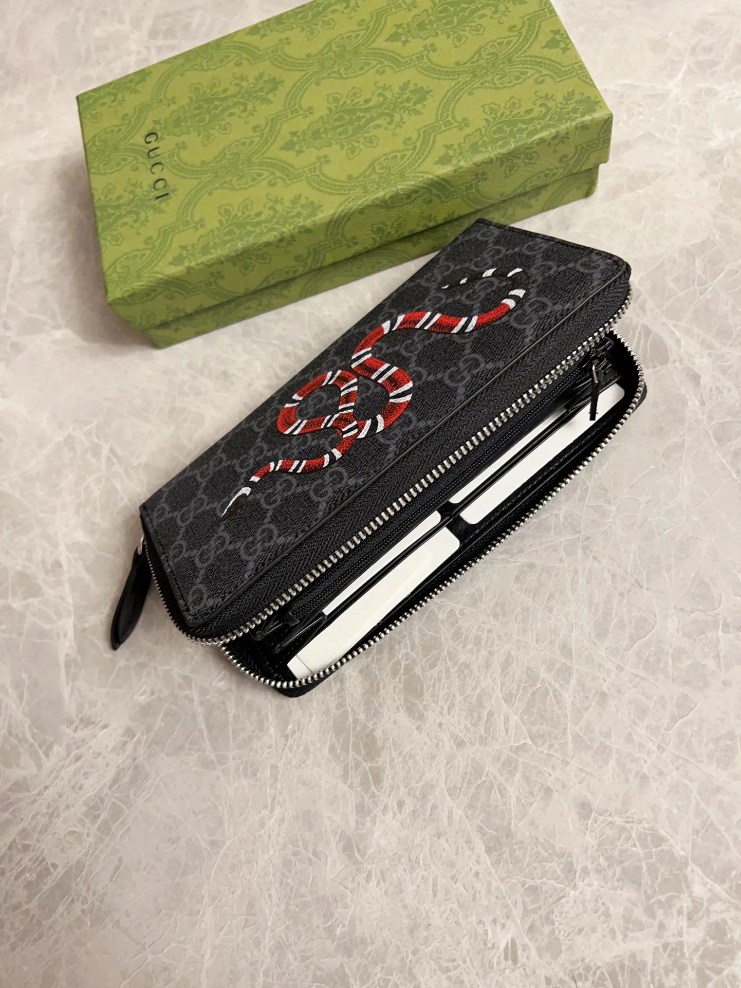 💰380 🇭🇺🇭🇺New men’s wallet! 🐍🐍Synchronized with counters, original shaved leather with high-quality PVC fabric🐍🐍Tear-printed latest Striped Snake logo🐍🐍Cotton cloth bronze gold coin pull, oiled edges and fine workmanship, simple and elegant, fashionable and domineering,🐍🐍Model: 451273, size: 19x10x2.5cm, color: black PVC-black "Striped Snake"